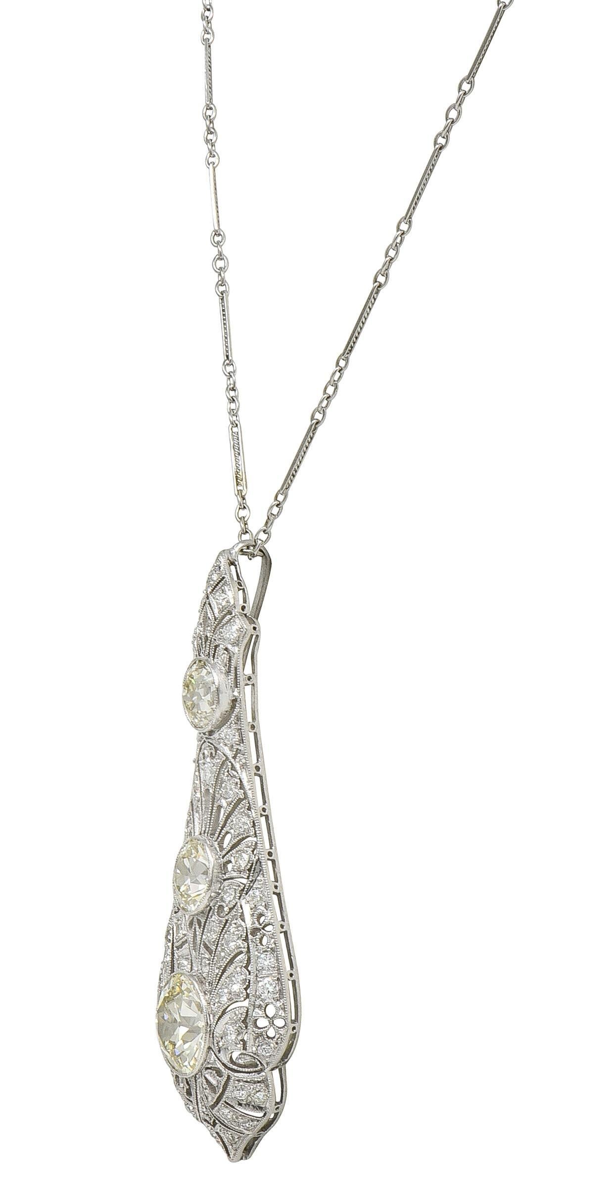 Taglio rotondo Collana con ciondolo a ventaglio in platino con diamante da 7,40 CTW Art Deco in vendita