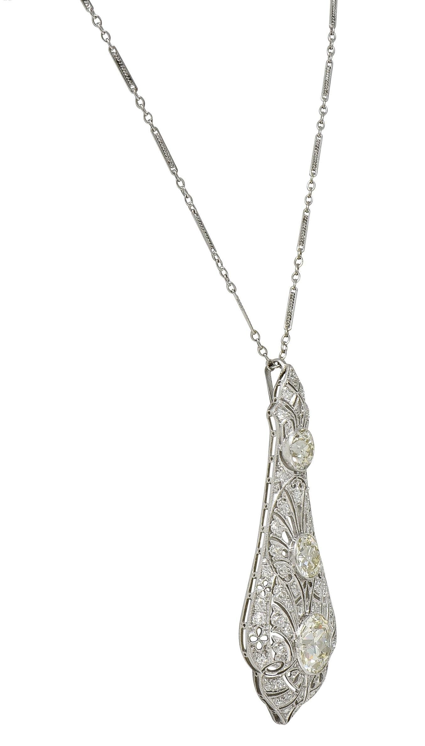 Donna Collana con ciondolo a ventaglio in platino con diamante da 7,40 CTW Art Deco in vendita