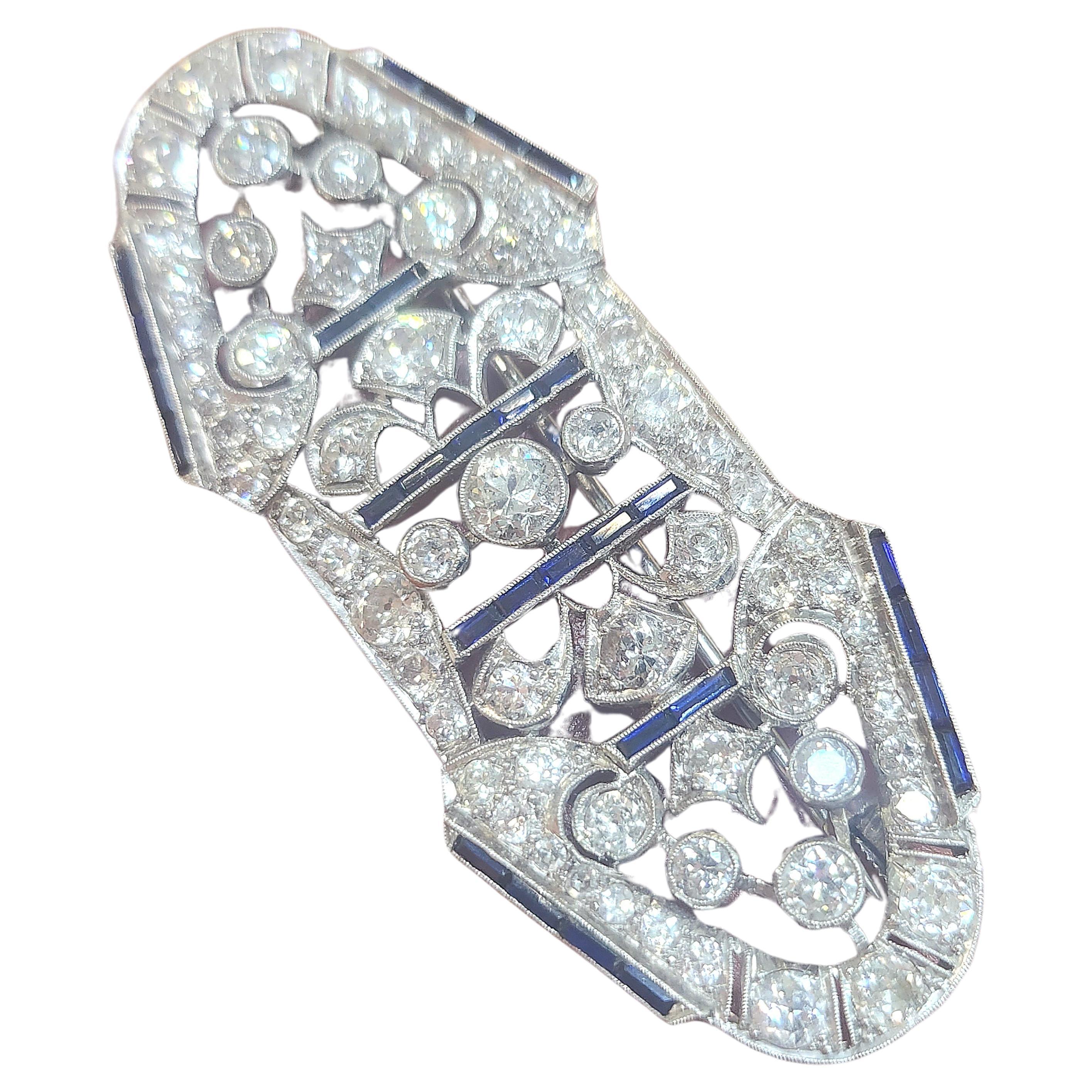 Art Deco 7.5 Carats Diamond And Sapphire Platinum Brooch In Good Condition For Sale In Cairo, EG