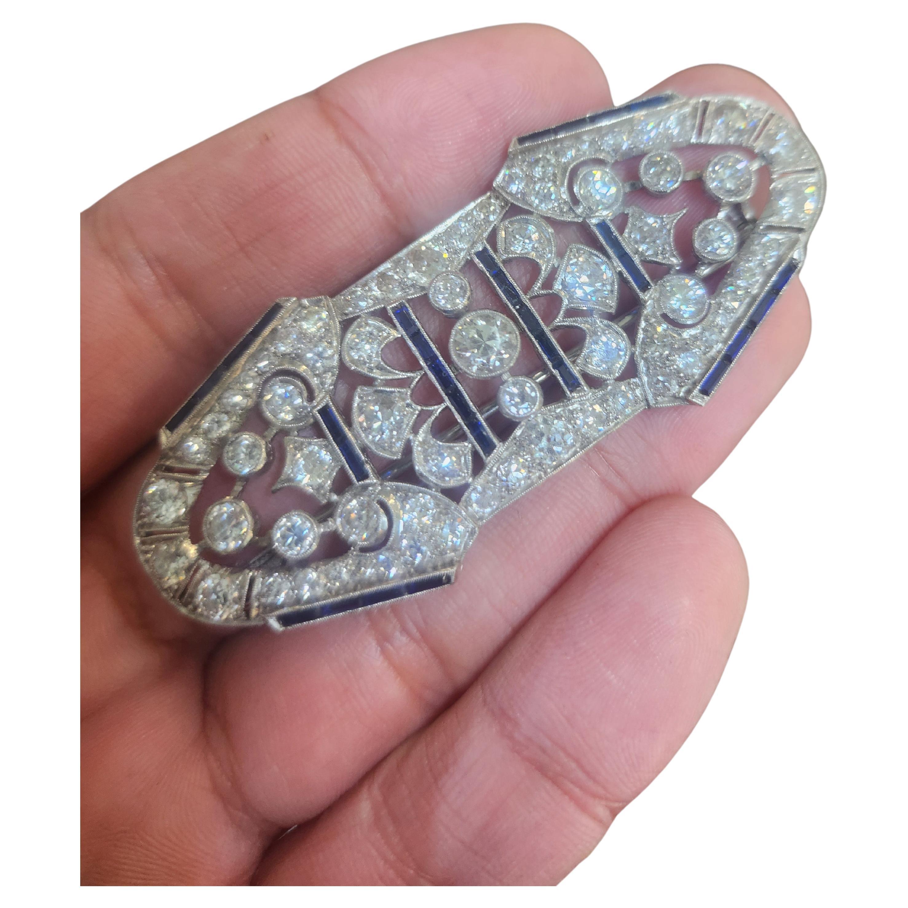 Women's Art Deco 7.5 Carats Diamond And Sapphire Platinum Brooch For Sale