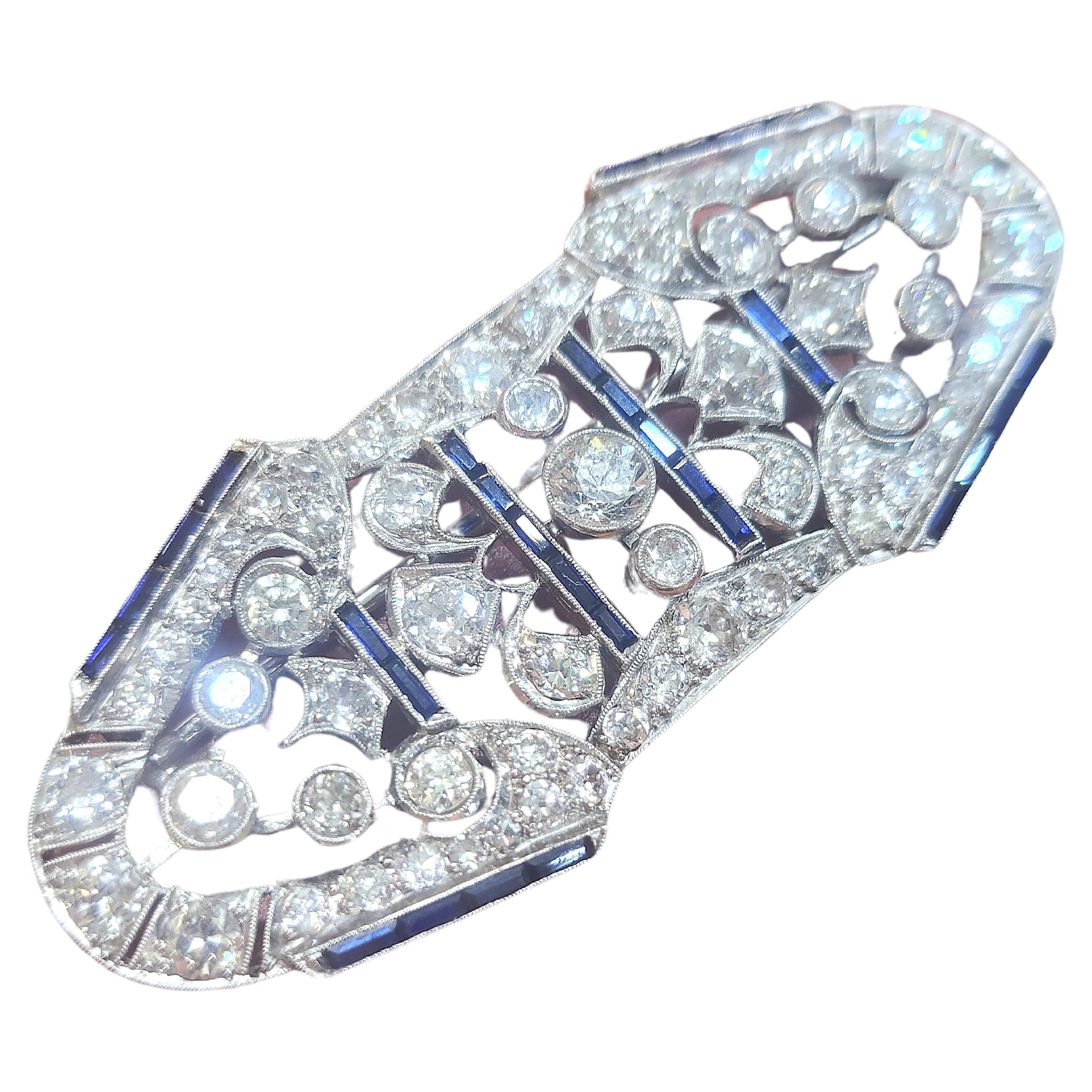 Art Deco 7.5 Carats Diamond And Sapphire Platinum Brooch For Sale 1