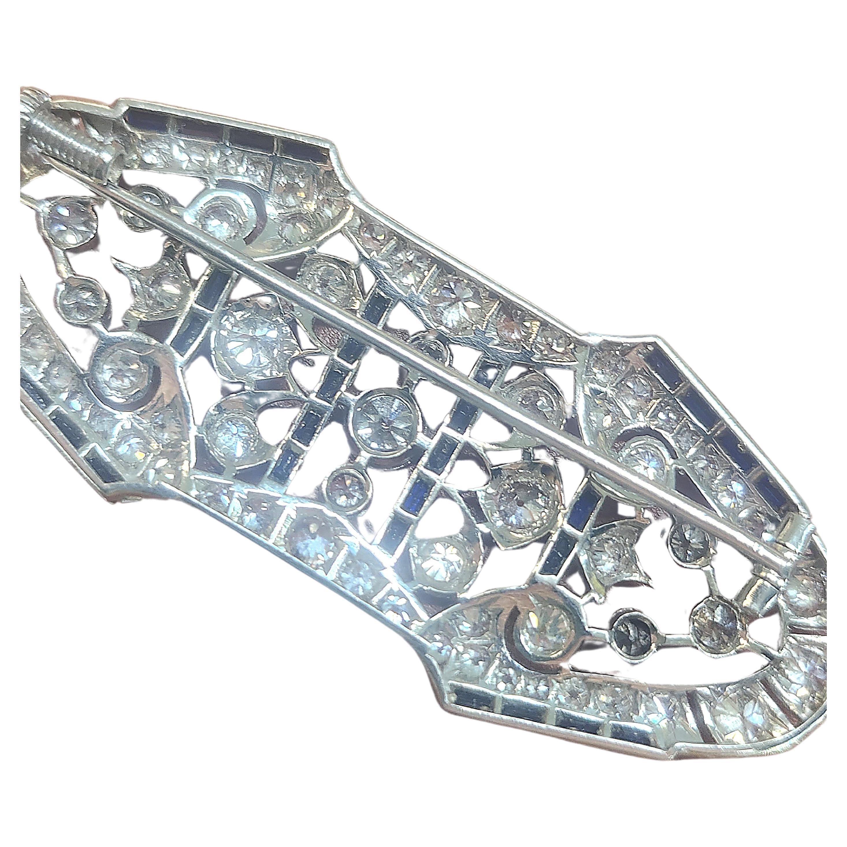 Art Deco 7.5 Carats Diamond And Sapphire Platinum Brooch For Sale 2