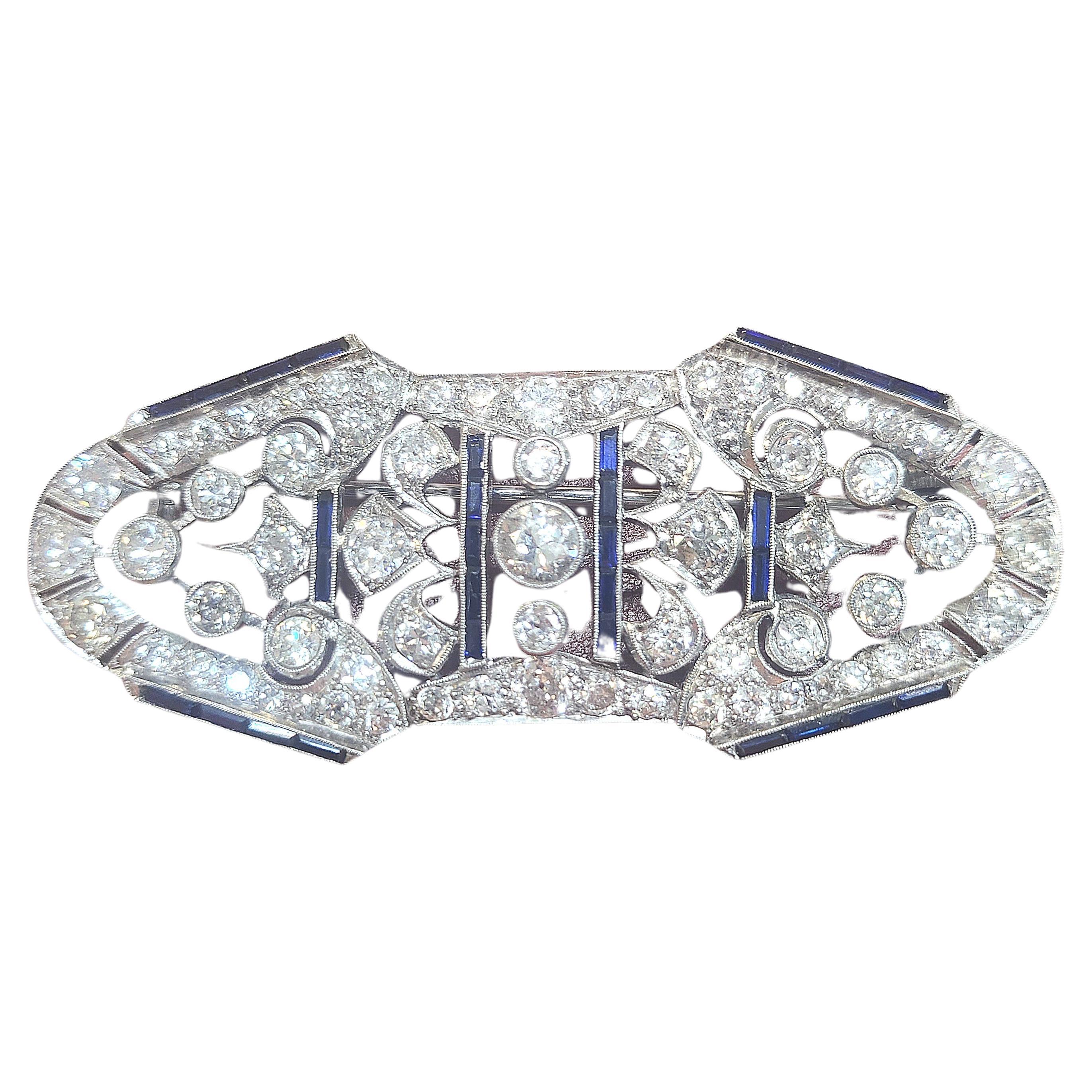 Art Deco 7.5 Carats Diamond And Sapphire Platinum Brooch For Sale 3
