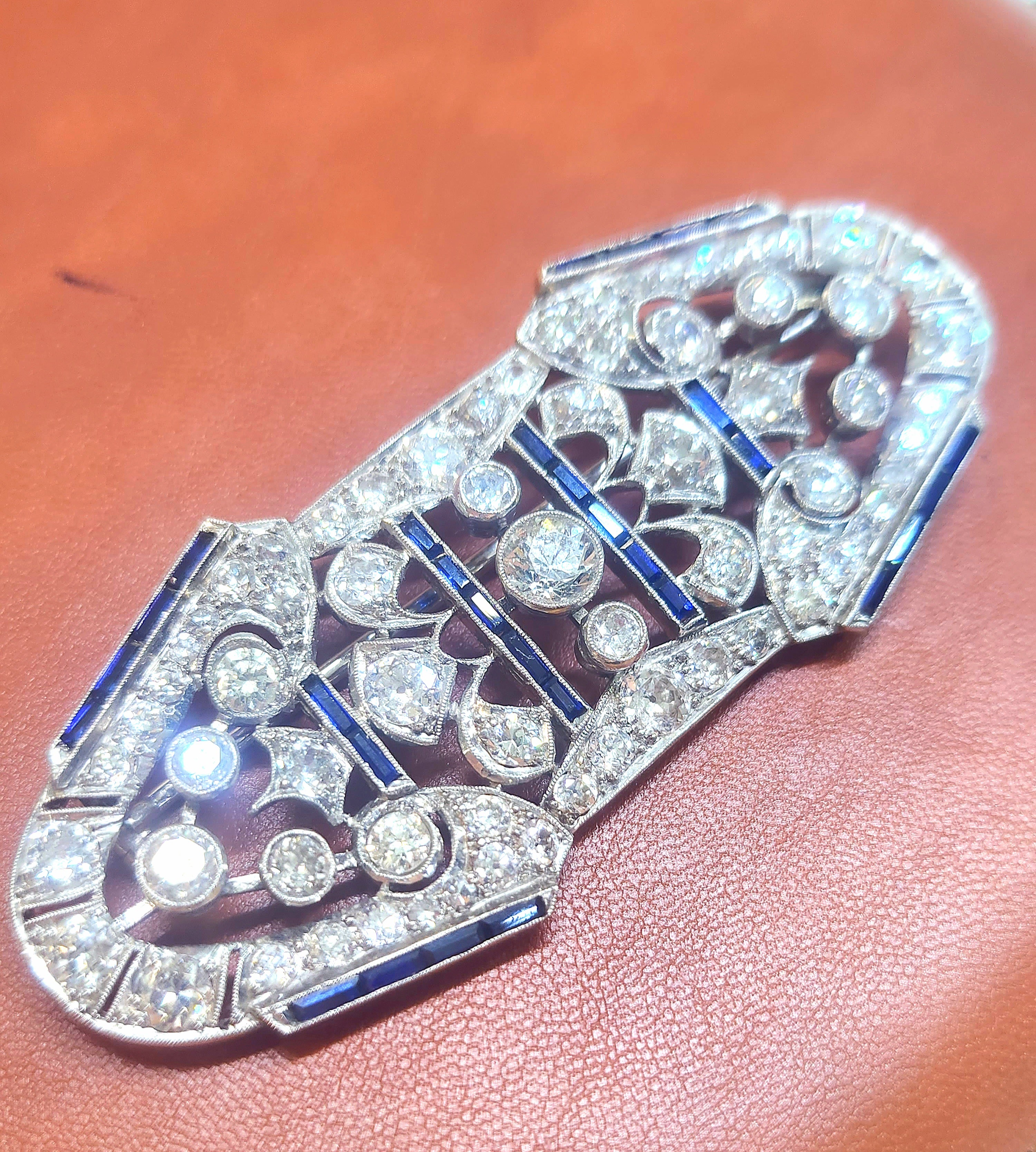 Art Deco 7.5 Carats Diamond And Sapphire Platinum Brooch For Sale