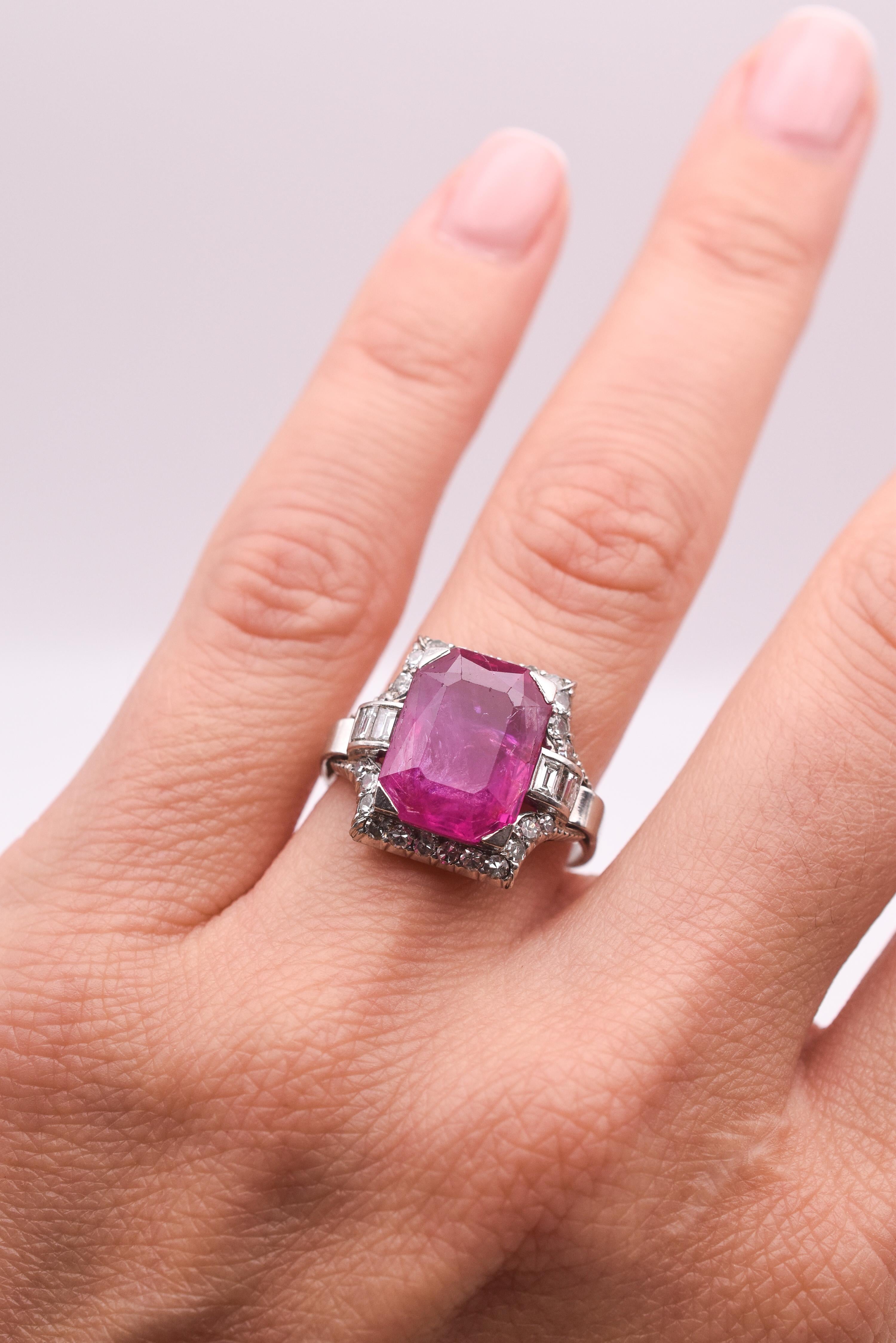 An Important Art Deco Ruby and Diamond Ring mounted on Platinum, showcasing a splendid 7.60ct Burma No Heat Ruby. Circa 1920.
Certified by Gubelin.