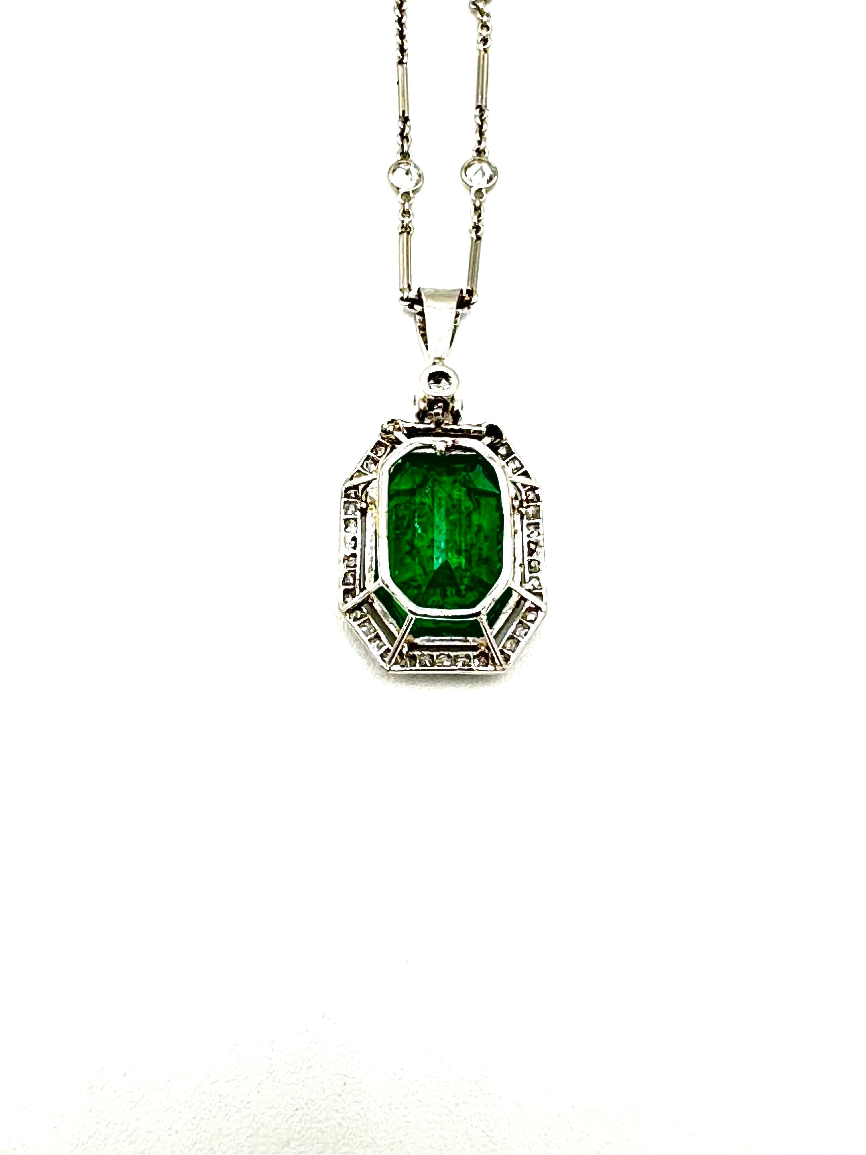 Women's or Men's Art Deco 7.75 Carat Natural Colombian Emerald and Diamond Pendant Necklace For Sale