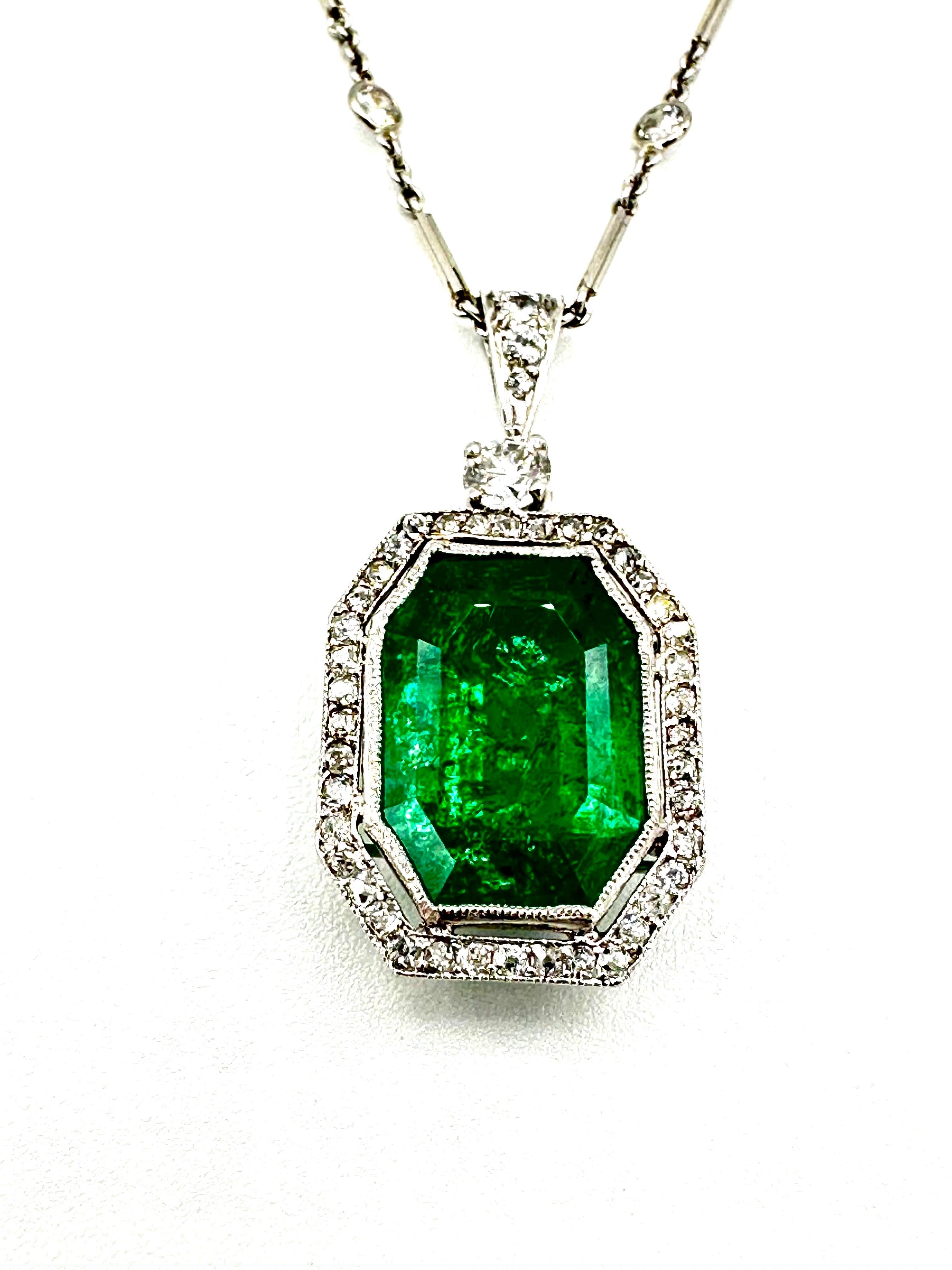 Art Deco 7.75 Carat Natural Colombian Emerald and Diamond Pendant Necklace For Sale 1