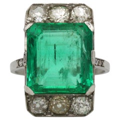 Bague art déco en or 18 carats et platine avec émeraude et diamant de 7,99 carats Bague art déco en or 18 carats et platine avec émeraude et diamant de 7,99 carats