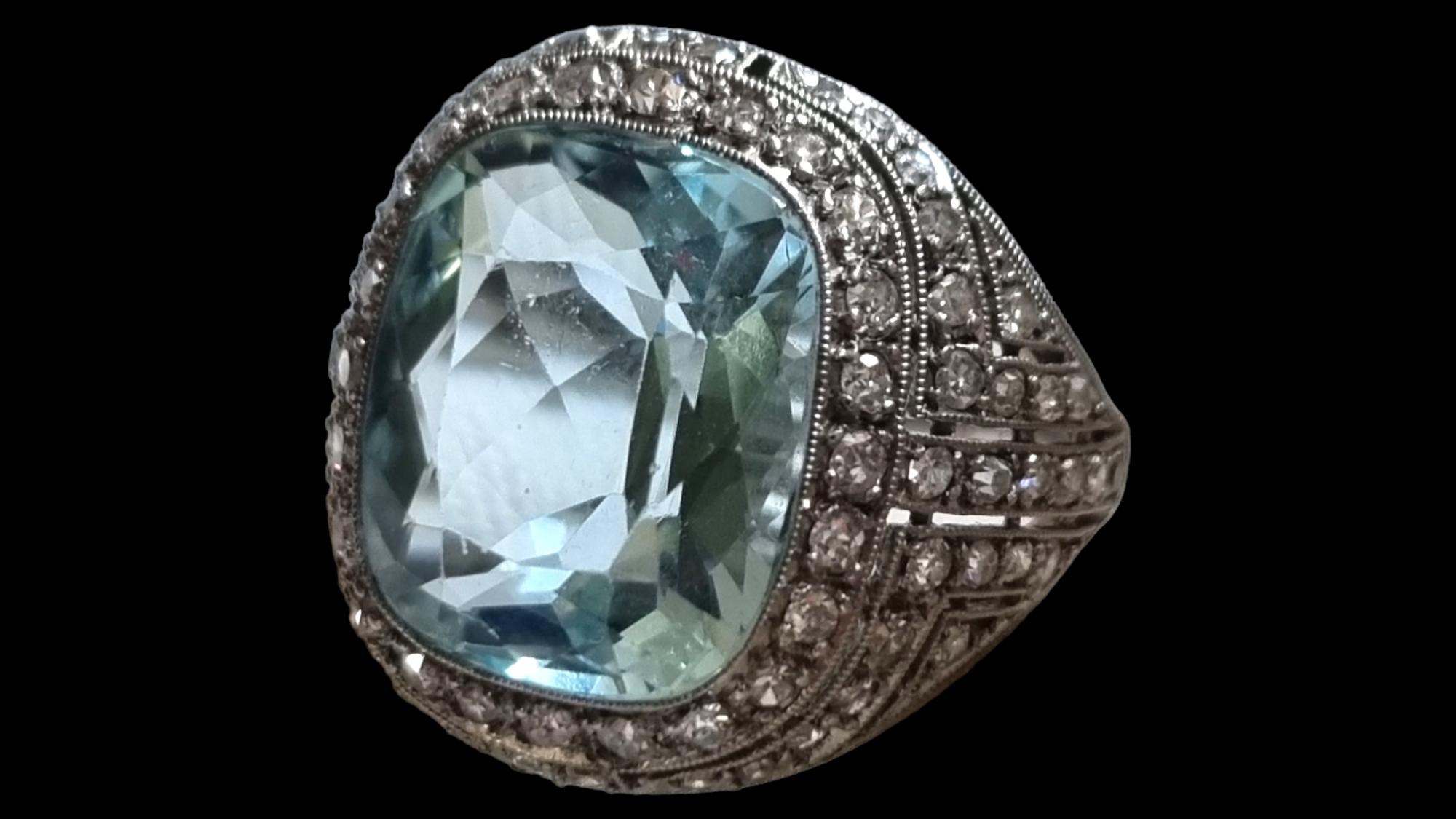 ART-DECO-RING MIT NATÜRLICHEM AQUAMARIN 8 KARAT UND DIAMANT AUS PLATIN
Meerwasser ist die lateinische Übersetzung für den schimmernden, klaren blauen Stein 