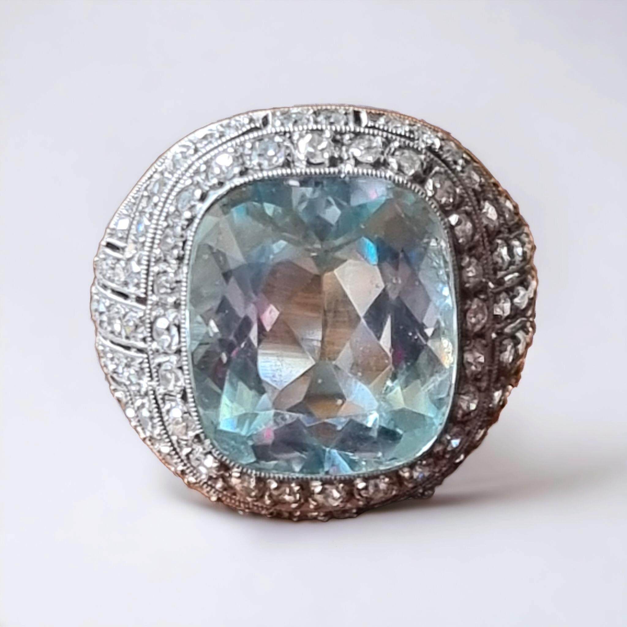 Art-Déco-Ring aus Platin mit 8 Karat Aquamarin und Diamant (Kissenschliff)