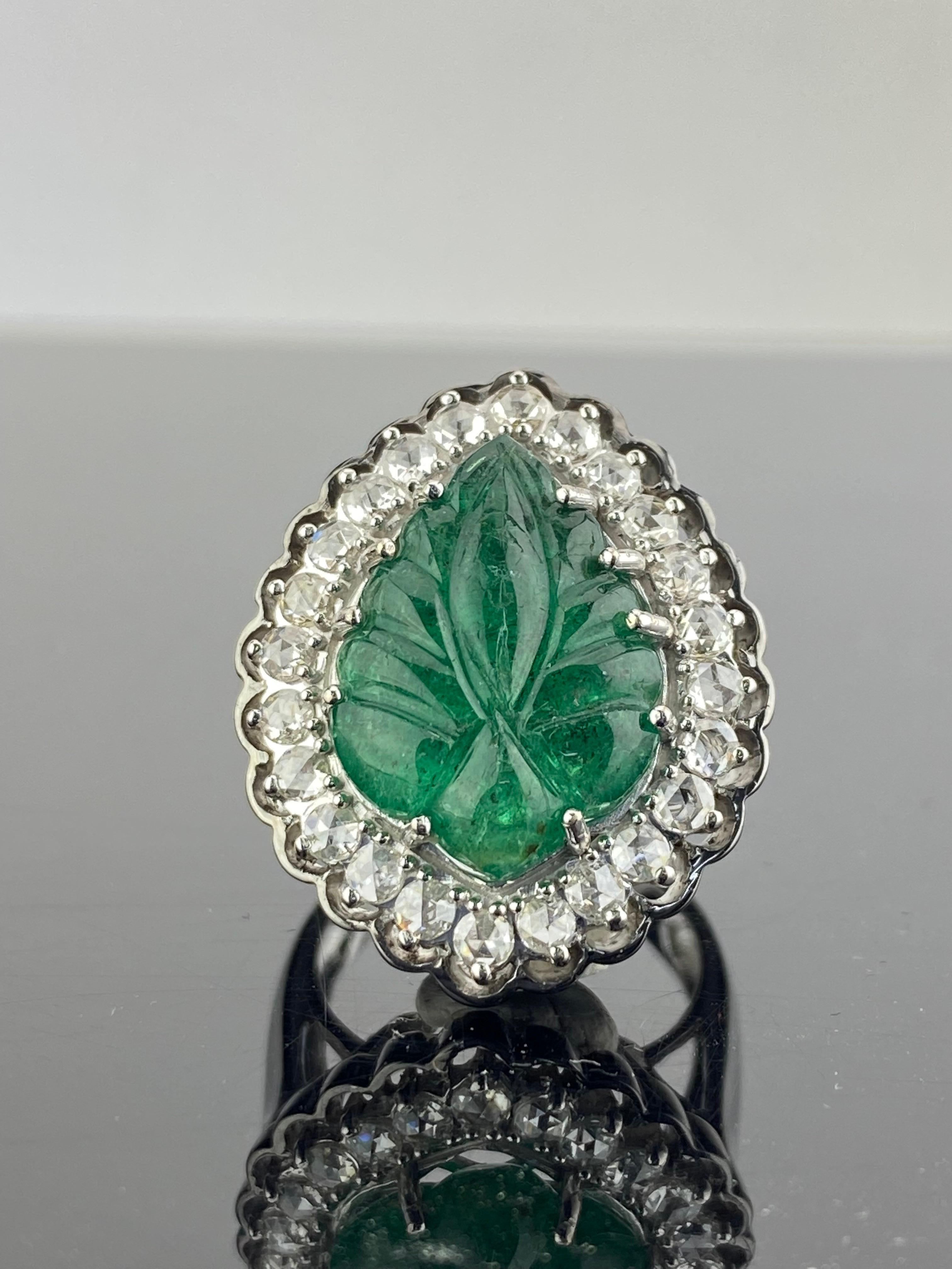 Art-Deco Cocktail-Verlobungsring mit 8 Karat geschnitztem Smaragd und Diamant (Art déco) im Angebot