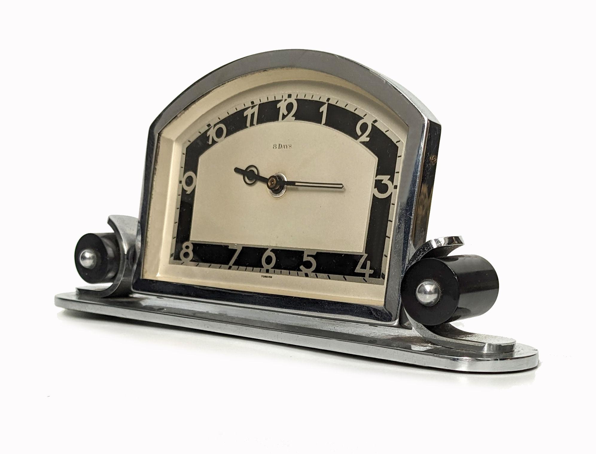 Horloge de table/de bureau Art Déco en chrome, fabriquée en Allemagne. Mouvement manuel à remontage 8 jours qui a fait l'objet d'une révision et qui est donc en bon état de marche. Il est en très bon état cosmétique pour ses 90 ans et quelques, le