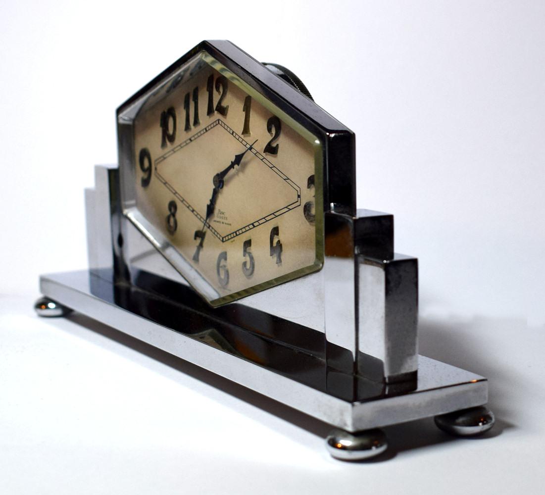 Aside the very stylish aesthetics of this clock, when you pick it up you find it's surprisingly heavy. Quite slender in depth and overall nice size for either mantel or desk. Eight day movement which we've had serviced and so comes to you in good
