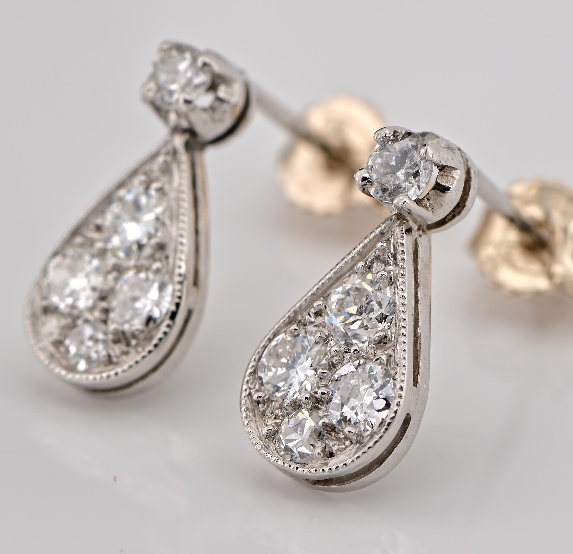 Boucles d'oreilles art déco en platine avec petite goutte de diamant de 0,80 ct en vente 1