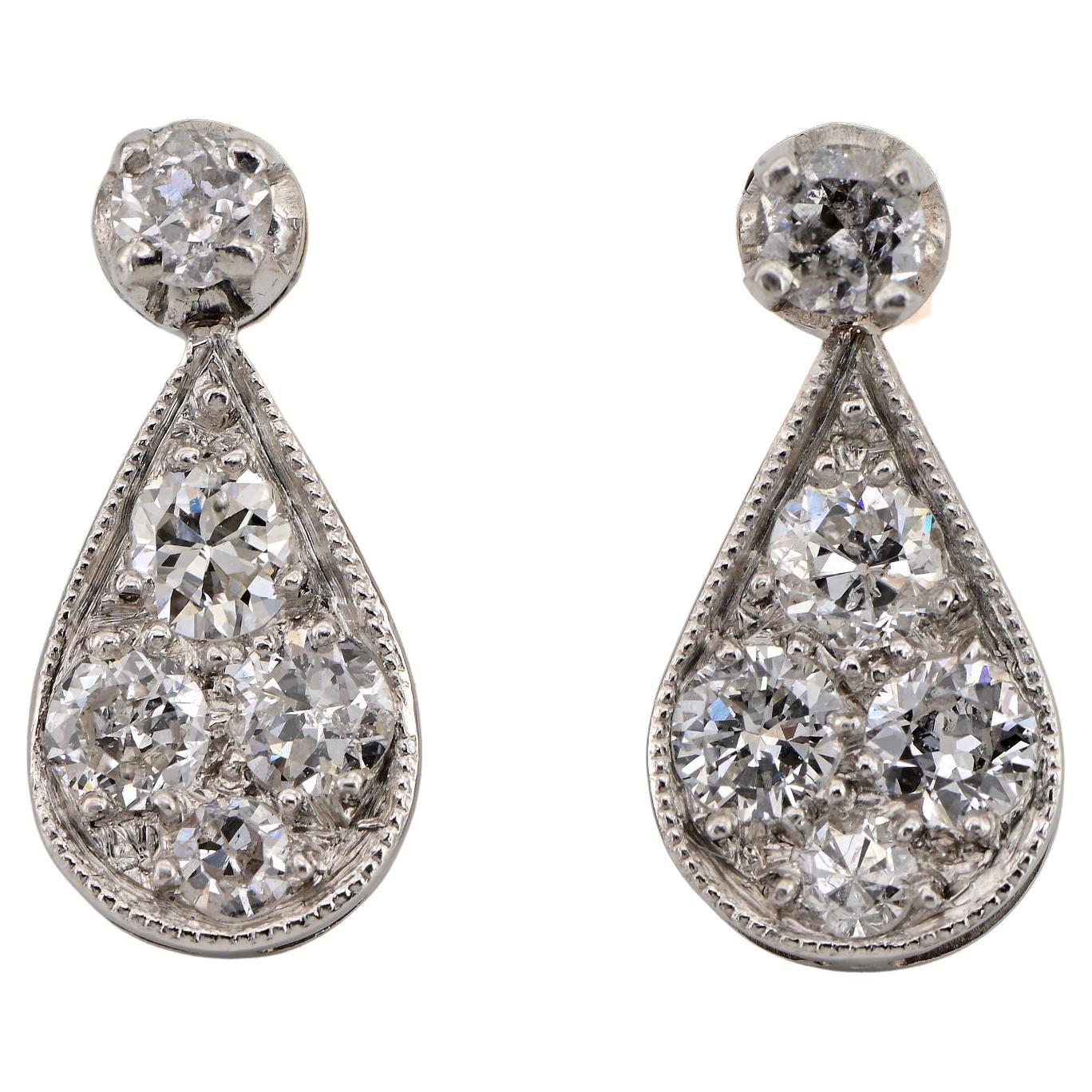 Boucles d'oreilles art déco en platine avec petite goutte de diamant de 0,80 ct en vente