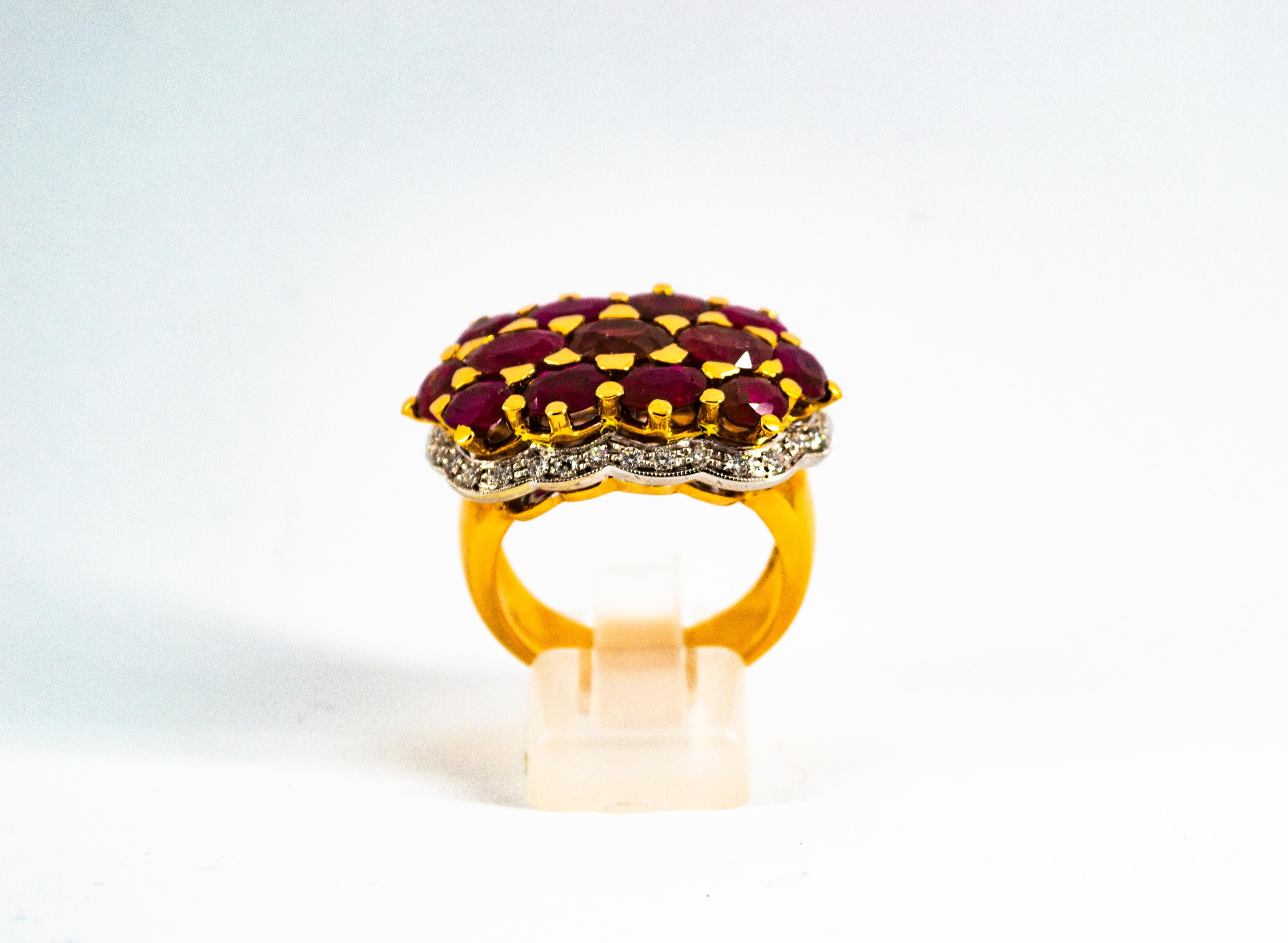 Este anillo está hecho de oro amarillo de 18 quilates.
Este Anillo tiene 0.50 Quilates de Diamantes Blancos Modernos de Corte Redondo.
Este anillo tiene 8.10 quilates de rubíes talla oval.
Este Anillo está disponible también con Esmeraldas o Zafiros