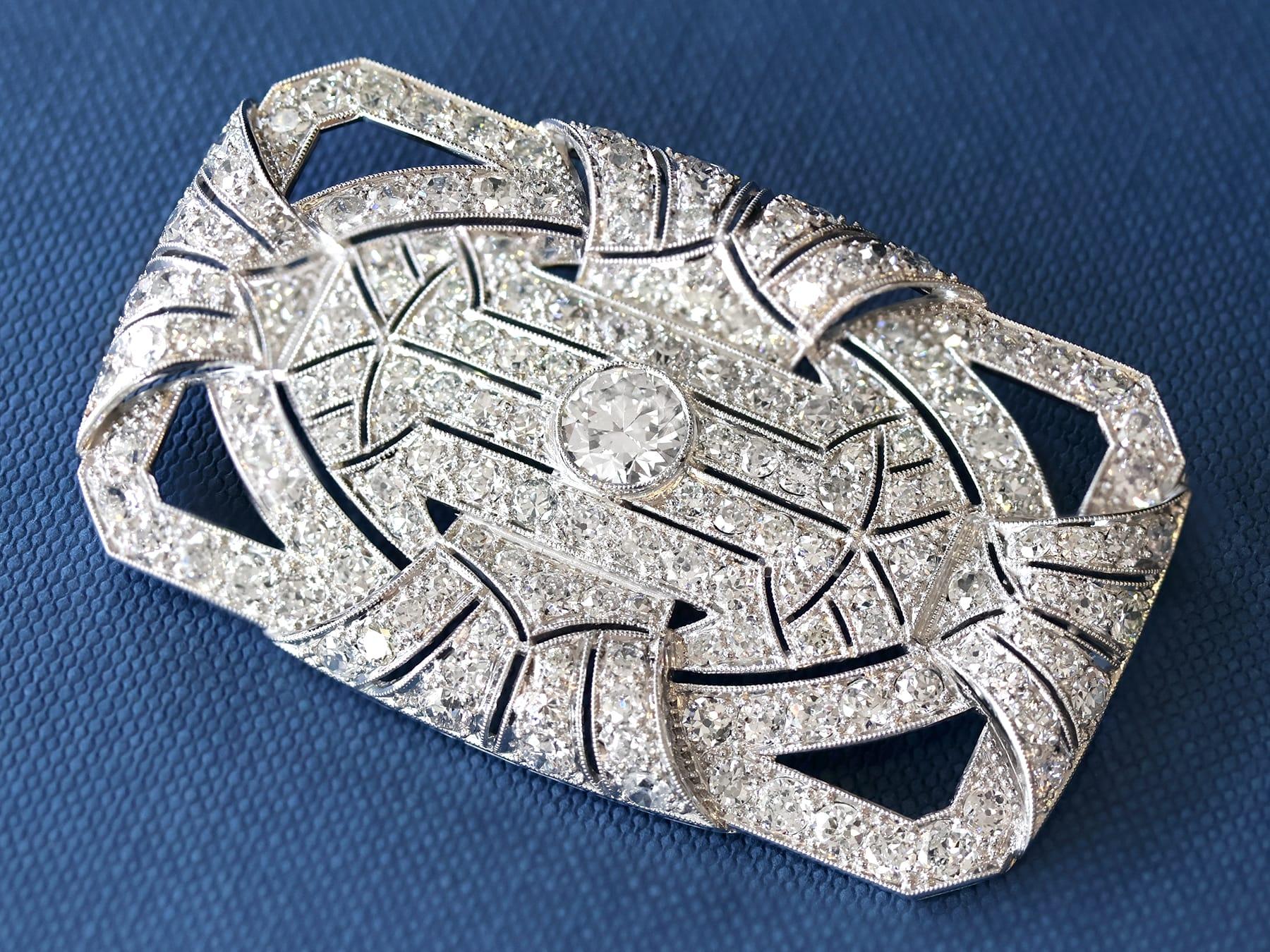 Art Déco Spilla Art Deco in platino e diamanti da 8.13 carati in vendita