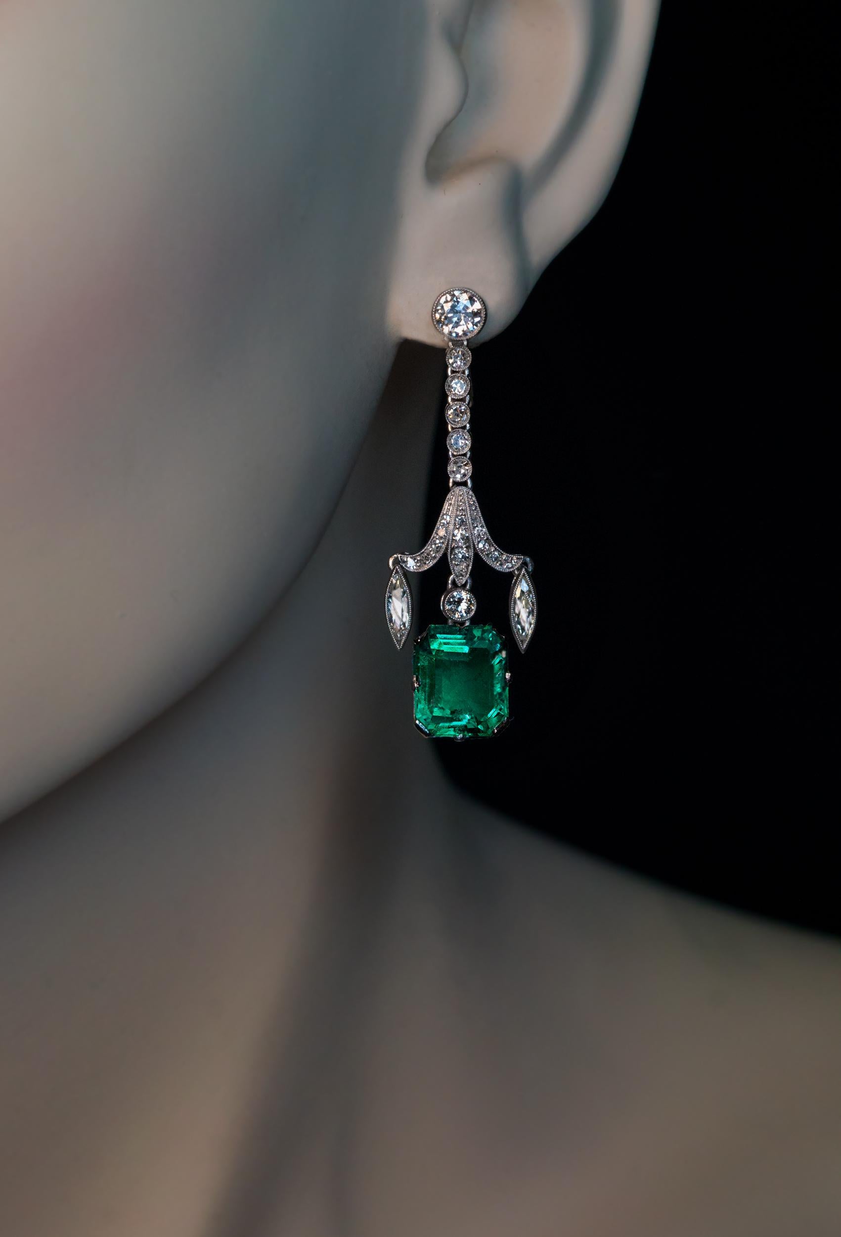 Art Deco 8.16 Cts Colombian Emerald Diamond Platinum Earrings In Excellent Condition For Sale In Chicago, IL