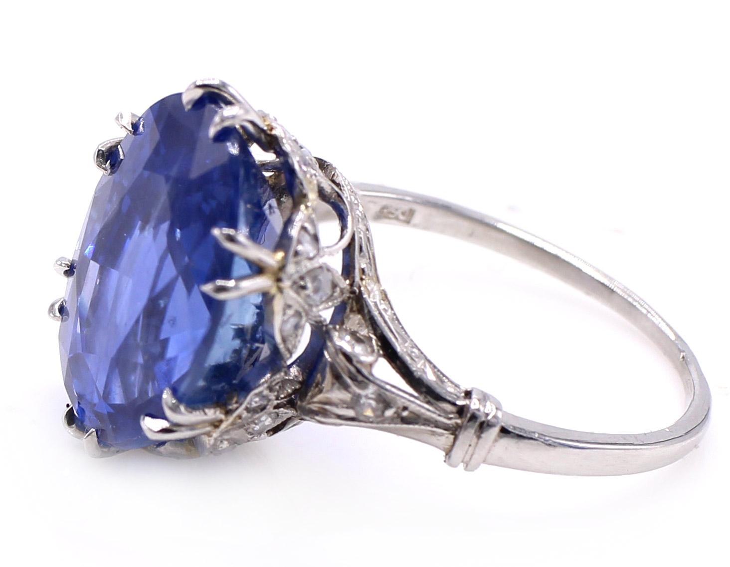 Art Decó Anillo de diamantes zafiro sin calor de Birmania de 8,19 quilates Corte oval en venta