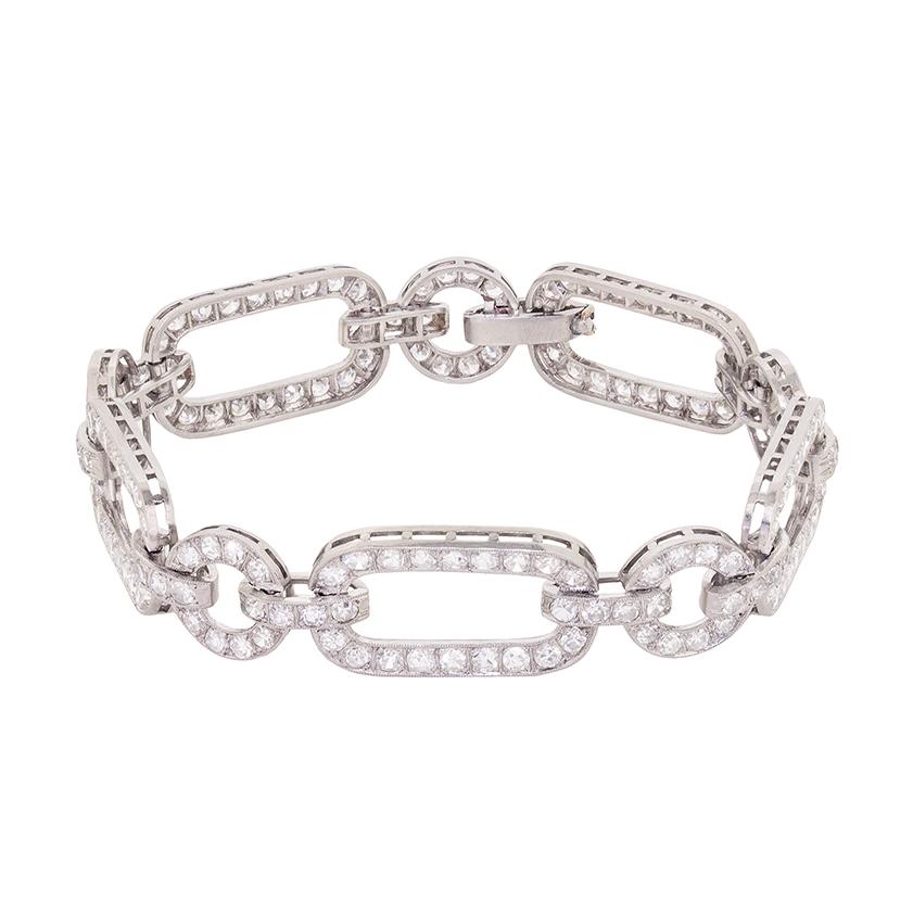 Avec un total de 8,50 carats de diamants éblouissants, ce bracelet art déco est d'une grande beauté. Son design est géométrique et symétrique, ce qui est typique des années 1920. Les diamants sont de taille 8 et ont été merveilleusement sertis dans