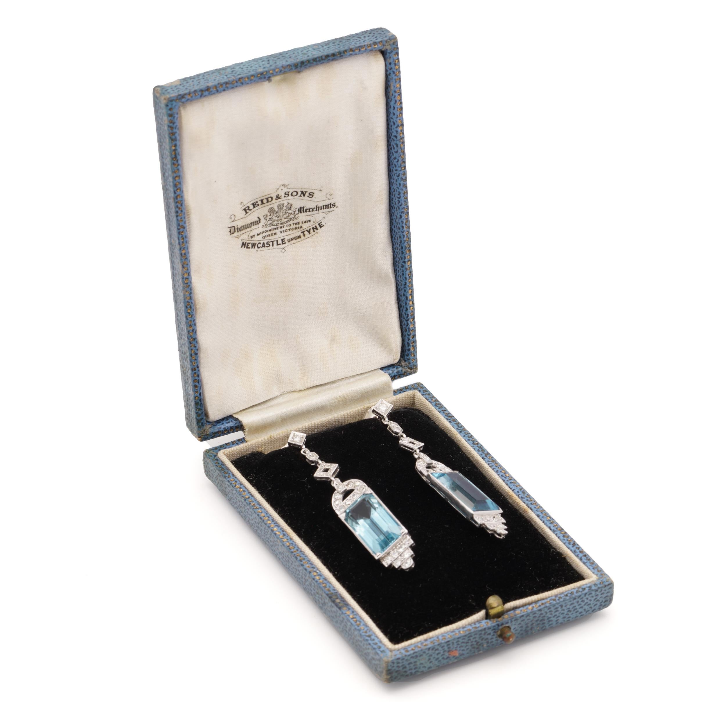 Art Deco 850. Platinum pair of A dangle earrings with Aquamarines and Diamonds For Sale 1