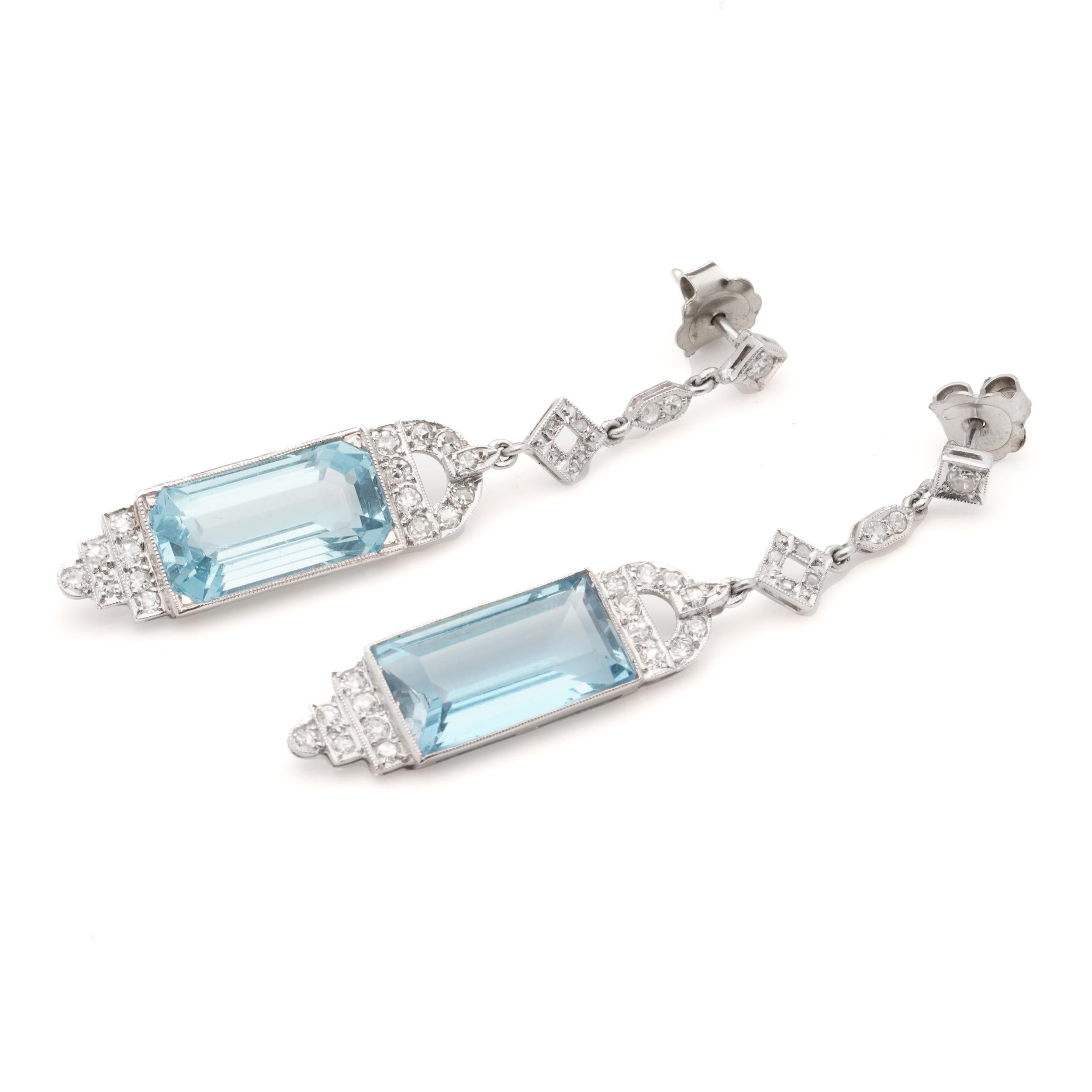 Art Deco 850. Platinum pair of A dangle earrings with Aquamarines and Diamonds For Sale 2