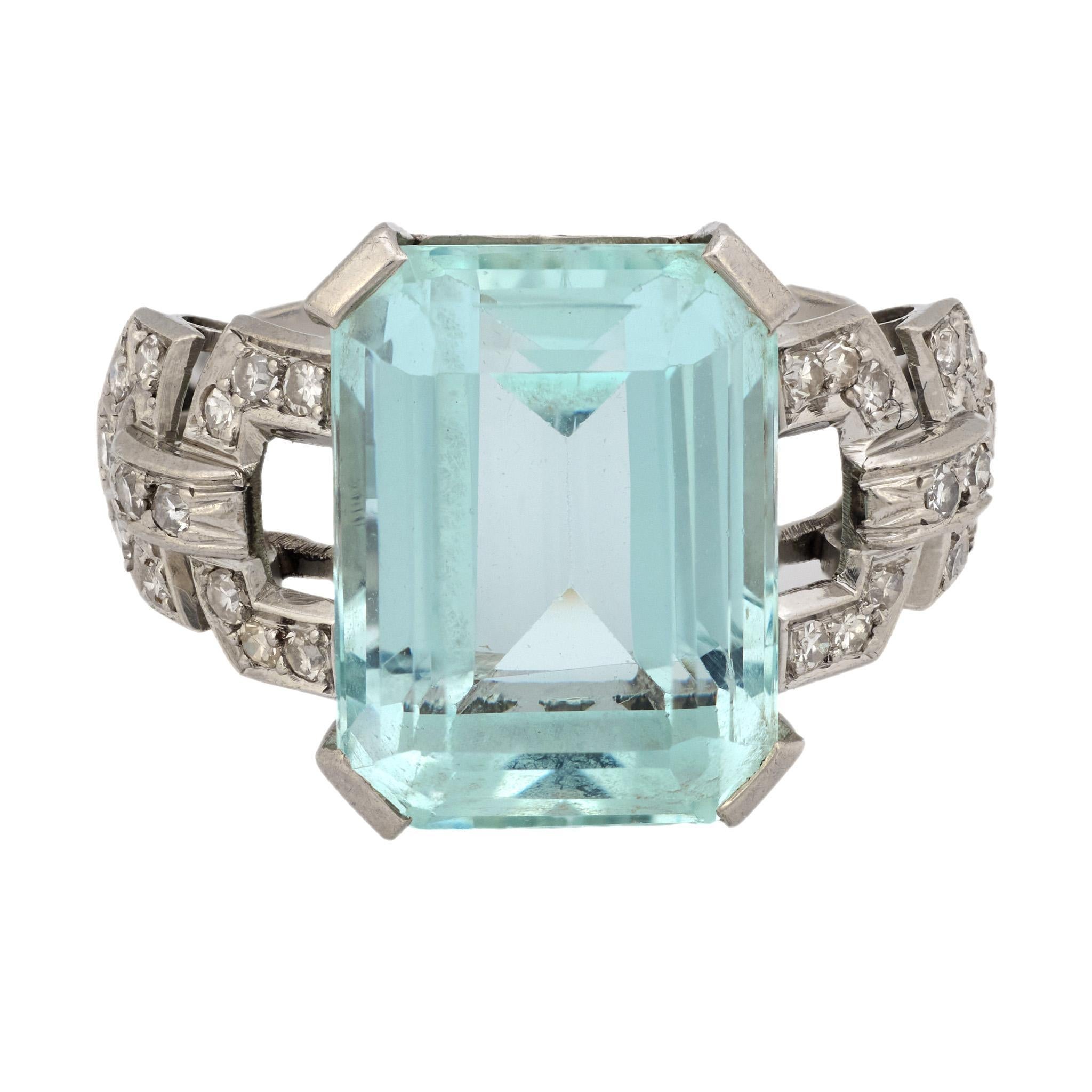 Emerald Cut Art Deco 9 carat aquamarine diamond platinum ring For Sale