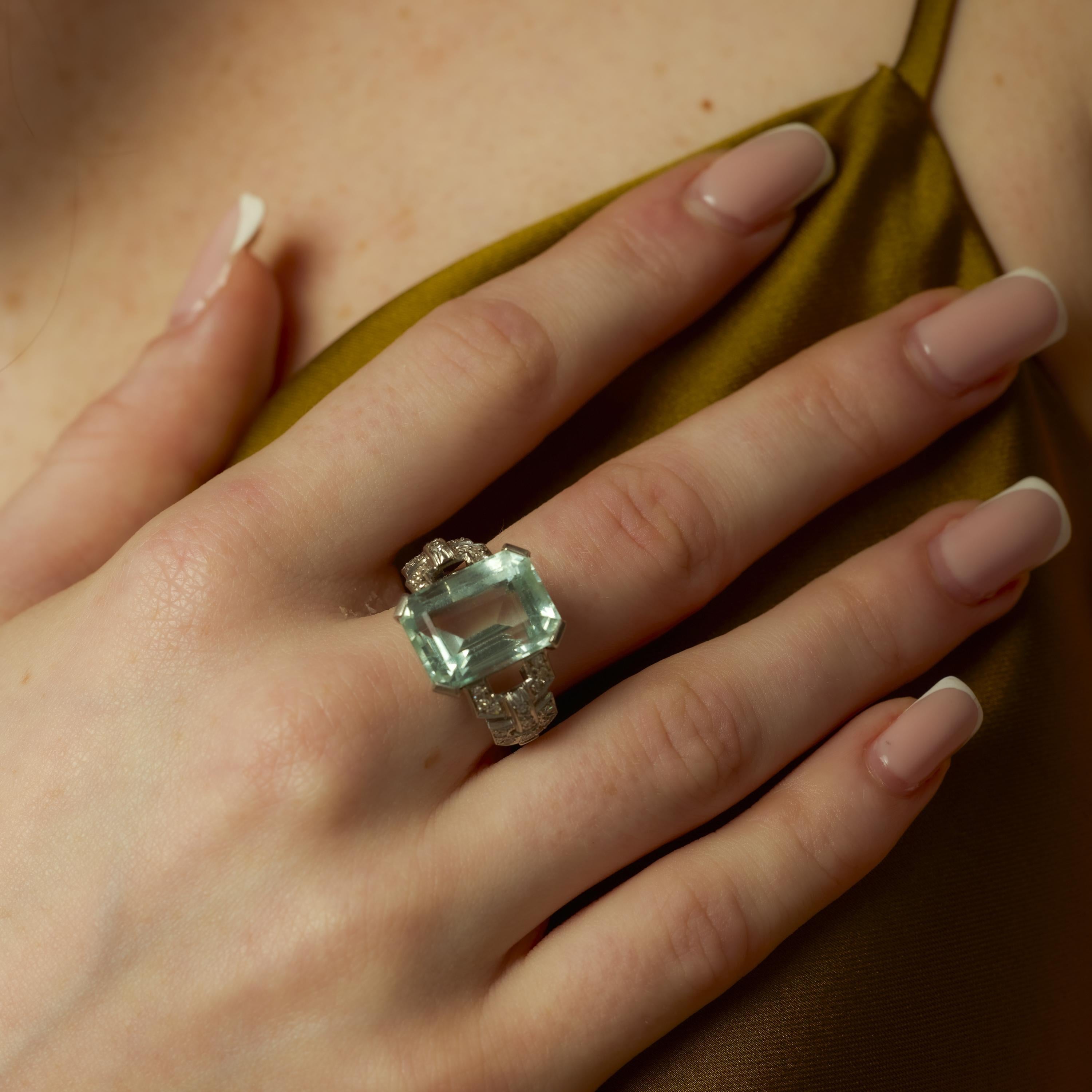 Art Deco 9 carat aquamarine diamond platinum ring In Good Condition For Sale In Beverly Hills, CA