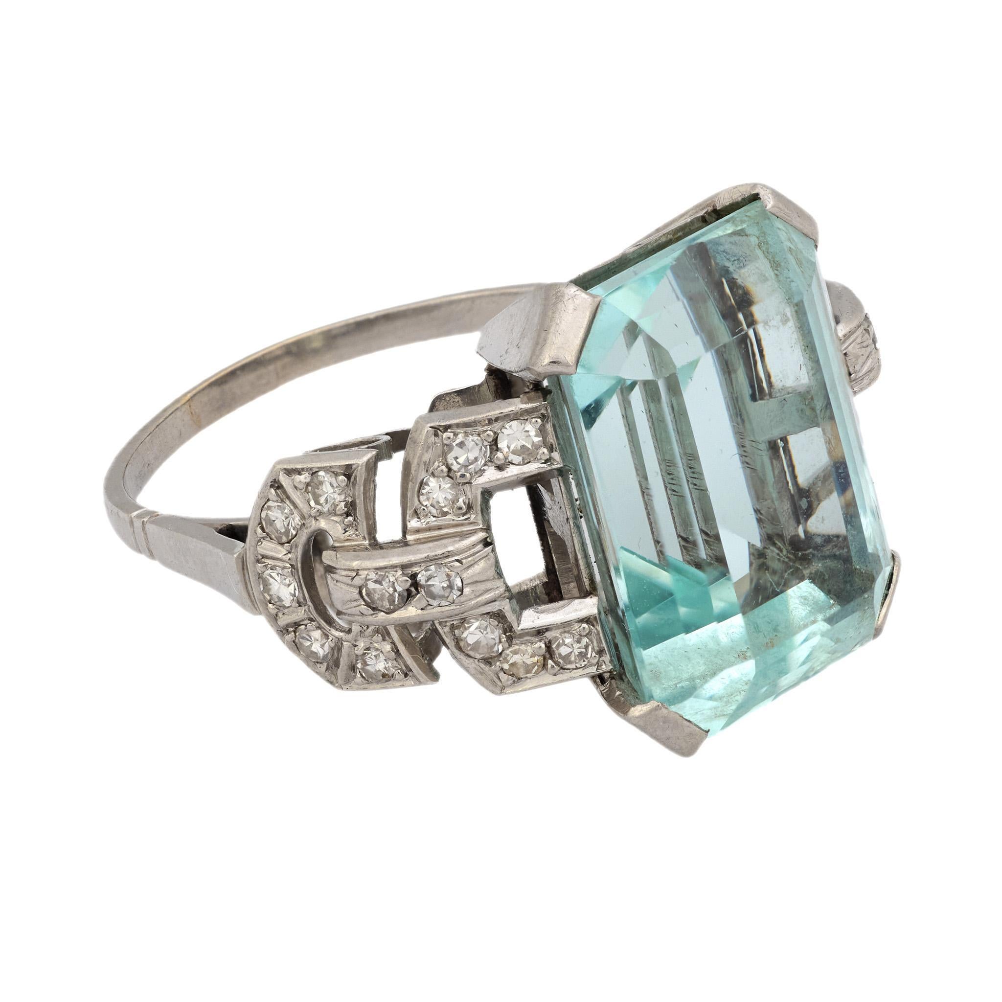 Women's Art Deco 9 carat aquamarine diamond platinum ring For Sale