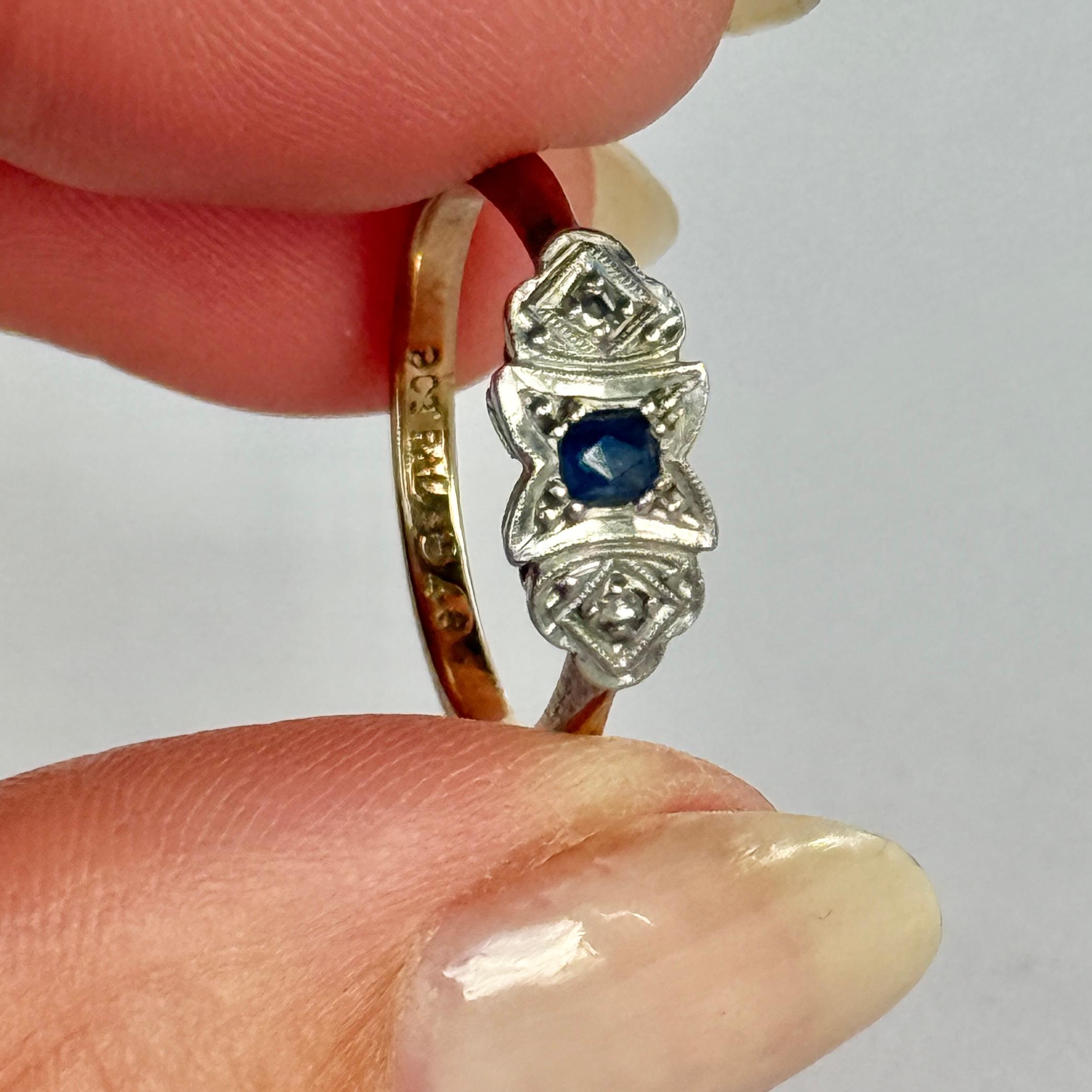 Este precioso anillo Art Decó Panel está engastado en el centro con un zafiro azul brillante. El zafiro mide 10 pts y los brillantes diamantes complementan la piedra a la perfección. Diamante total 4pts. El anillo está modelado en oro de 9 quilates