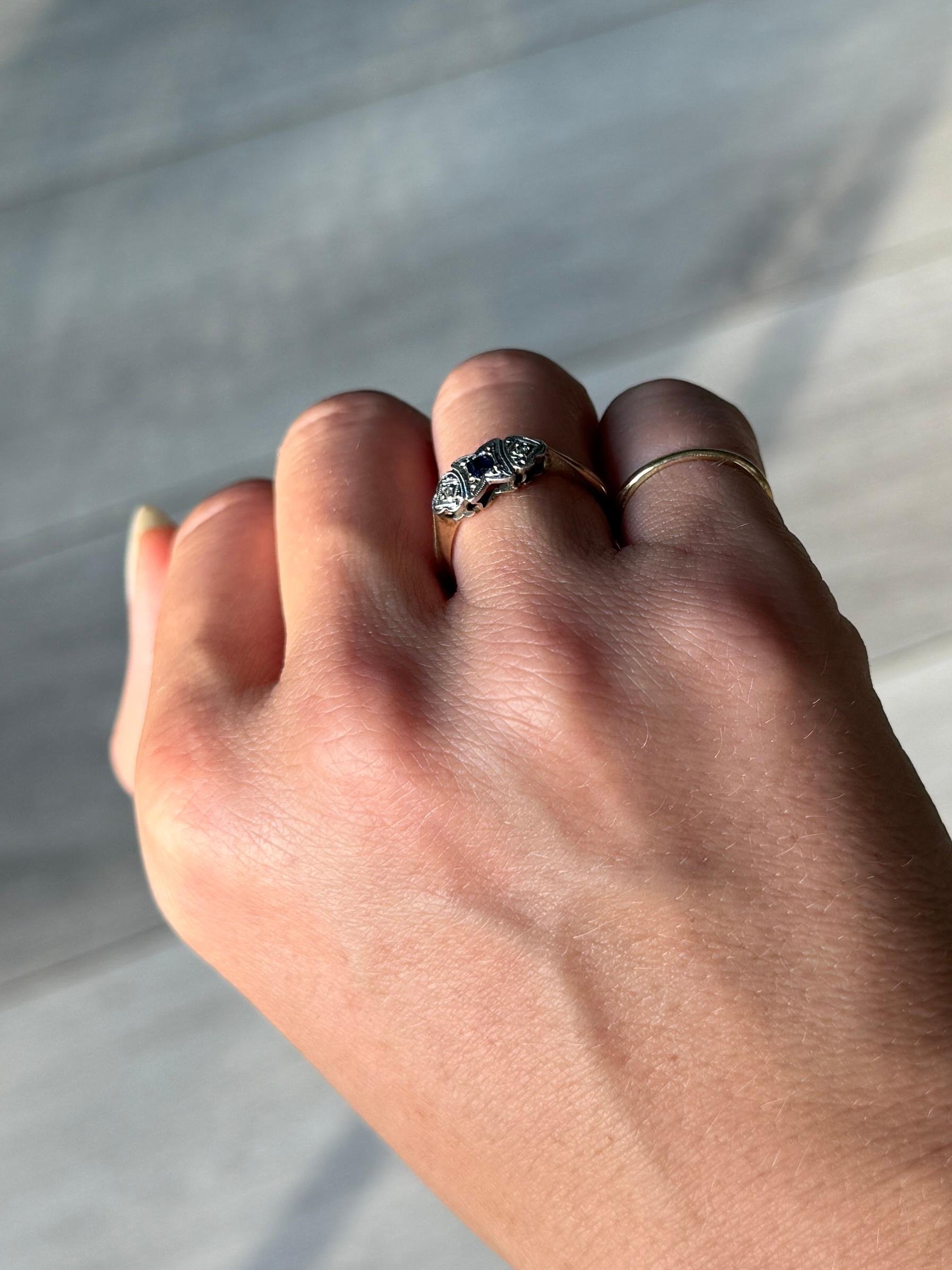 Anillo Art Déco de Oro de 9 Quilates y Platino con Panel de Zafiros y Diamantes Art Decó en venta