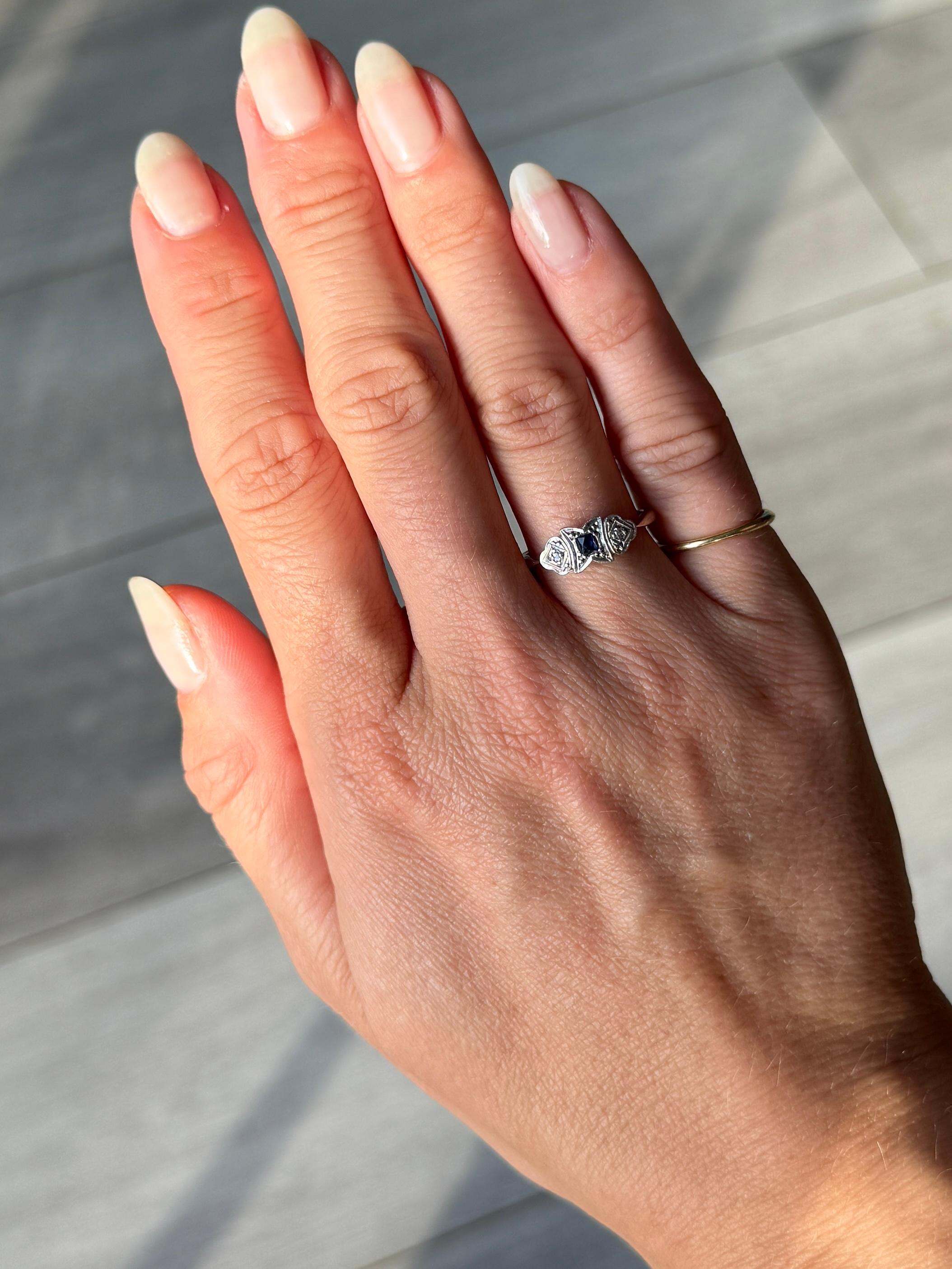 Anillo Art Déco de Oro de 9 Quilates y Platino con Panel de Zafiros y Diamantes Corte princesa en venta