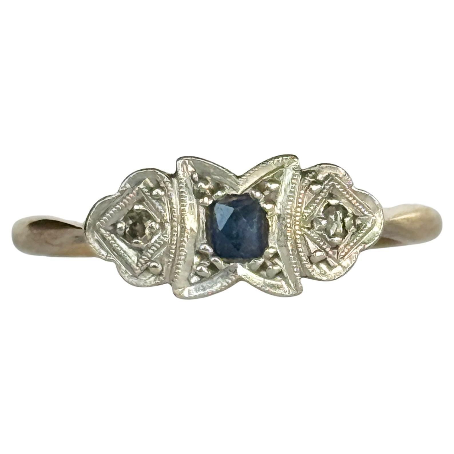 Anillo Art Déco de Oro de 9 Quilates y Platino con Panel de Zafiros y Diamantes en venta