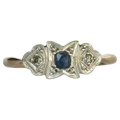 Anillo Art Déco de Oro de 9 Quilates y Platino con Panel de Zafiros y Diamantes
