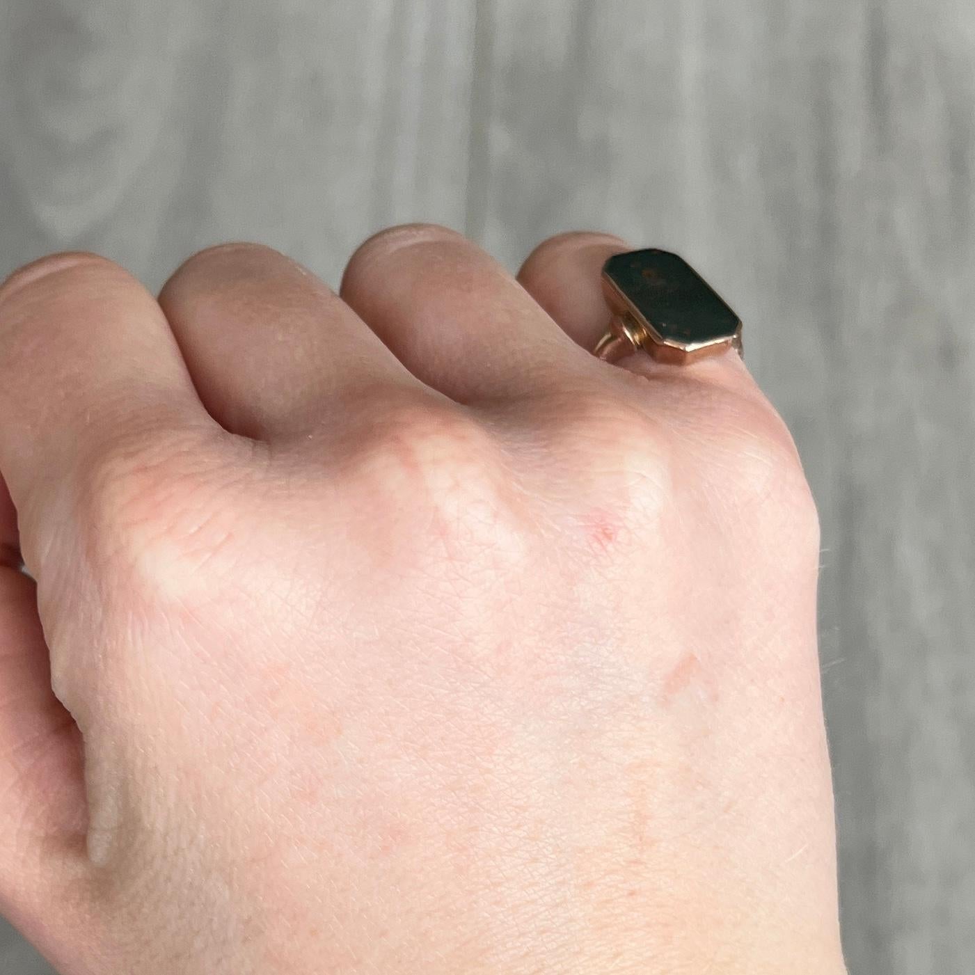 A fine Art Deco signet ring set with a superb flat cut bloodstone. Modelled in 9 carat yellow gold.

Ring Size: G or 3 1/4 
Stone Dimensions: 18x8.5mm 

Weight: 2.7g