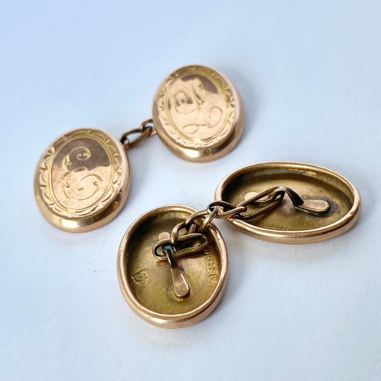 These stylish engraved cufflinks are finely engraved with a swirl and scroll pattern with the initials 'E L' and are modelled in 9ct gold. Hallmarked Birmingham 1913. 

Cufflink Face Dimensions: 18x13.5mm 
Chain Length: 24mm 

Weight: 3.8g