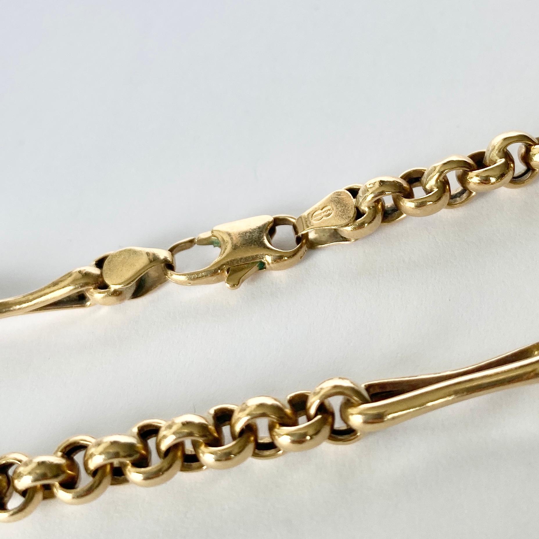 This gorgeous bracelet is modelled in 9carat gold. One of the styles resembles the trombone link and the other is a belcher chain.

Length: 19cm 
Width: 5mm 

Weight: 5.6g