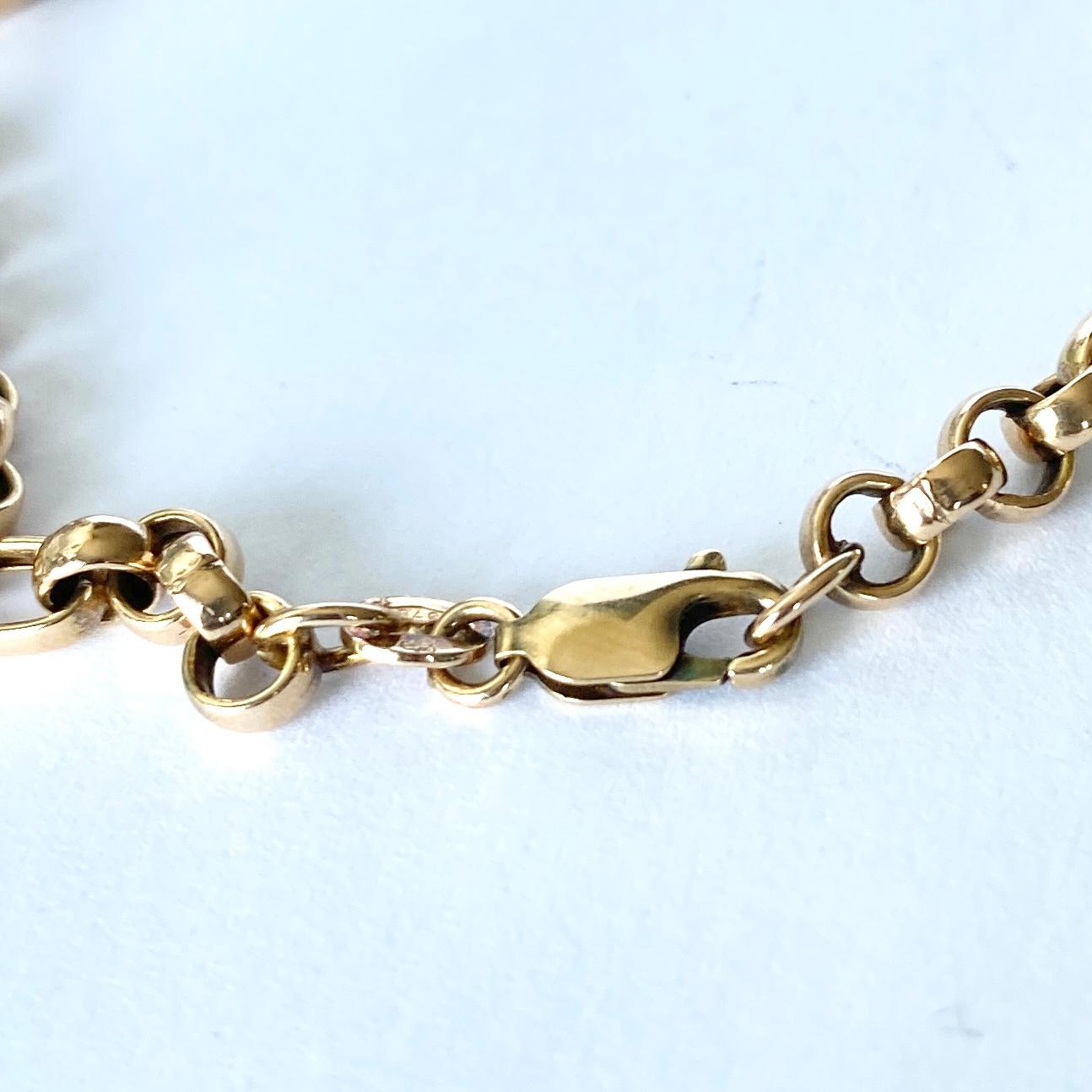 This 9carat gold has belcher chain and trombone links. The necklace is fastened with a simple clasp and loop. 

Length: 46cm
Width: 4mm

Weight: 10g