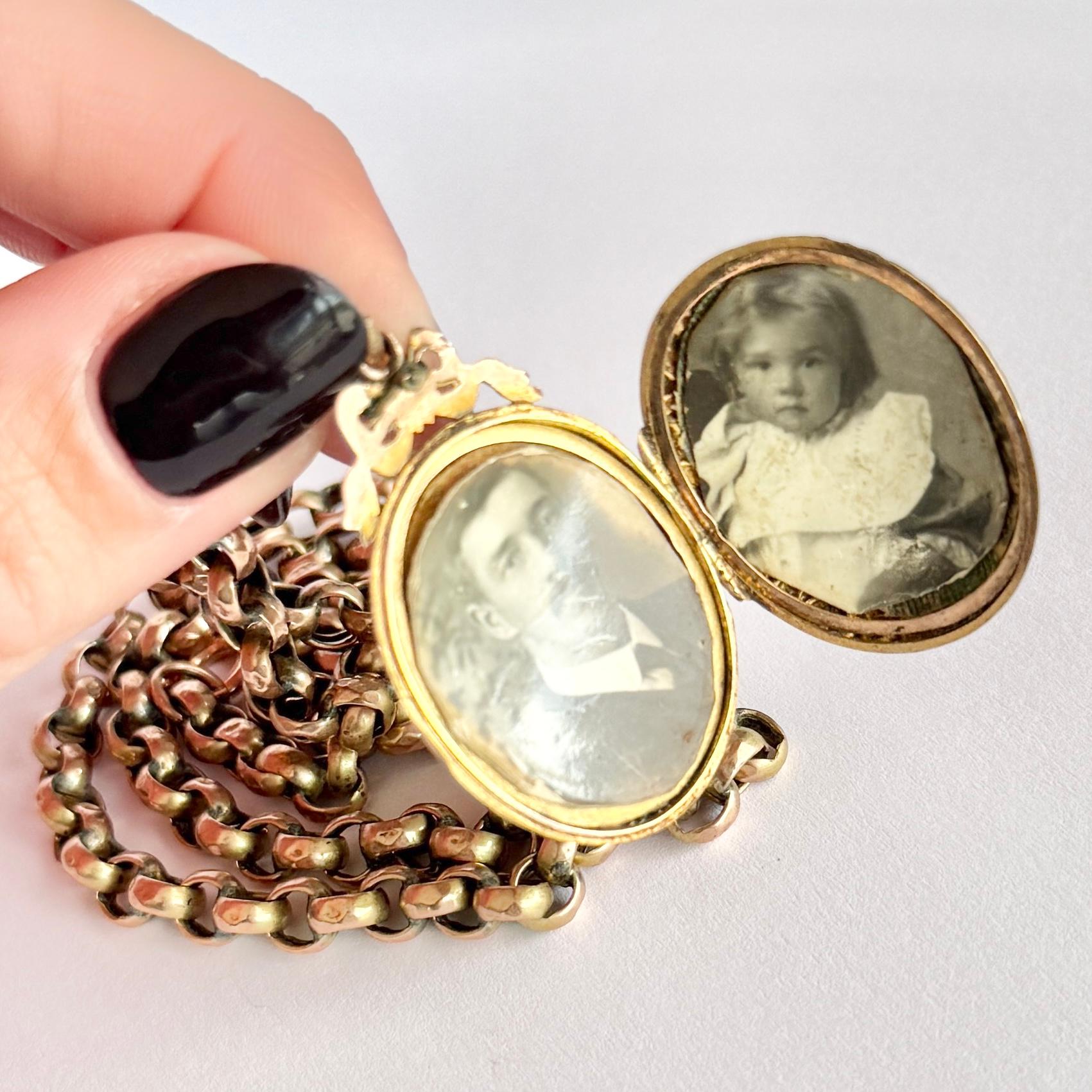 Questo medaglione d'oro, semplice ma bellissimo, contiene due foto. Anche la catena è in oro 9 carati. Il medaglione si chiude ancora in modo sicuro. Medaglione con marchio Chester del 1913.

Dimensioni del medaglione: 29x24 mm
Lunghezza della
