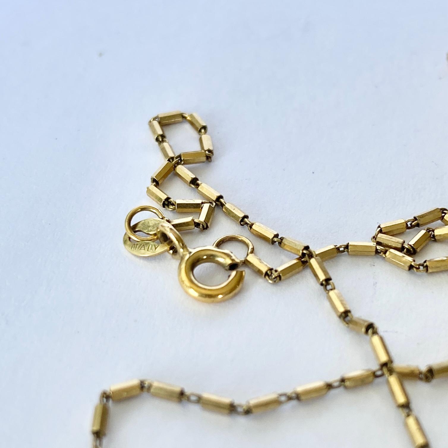 This chain is modelled in 9ct gold and is fastened with a barrel clip. The necklace is made up of very delicate and tiny barrel links.

Length: 49cm
Width: 1mm

Weight: 2.10g