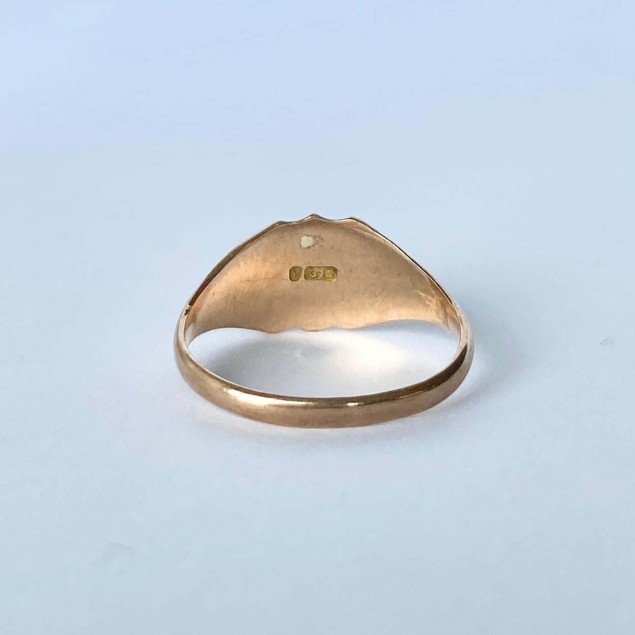 This chunky and gorgeous 9 carat rose gold signet has the initials MER engraved on the front of it and decorative shoulders. Fully hallmarked Chester 1918.

Ring size: M or 6 1/4 
Widest Point: 9mm

Weight: 2g