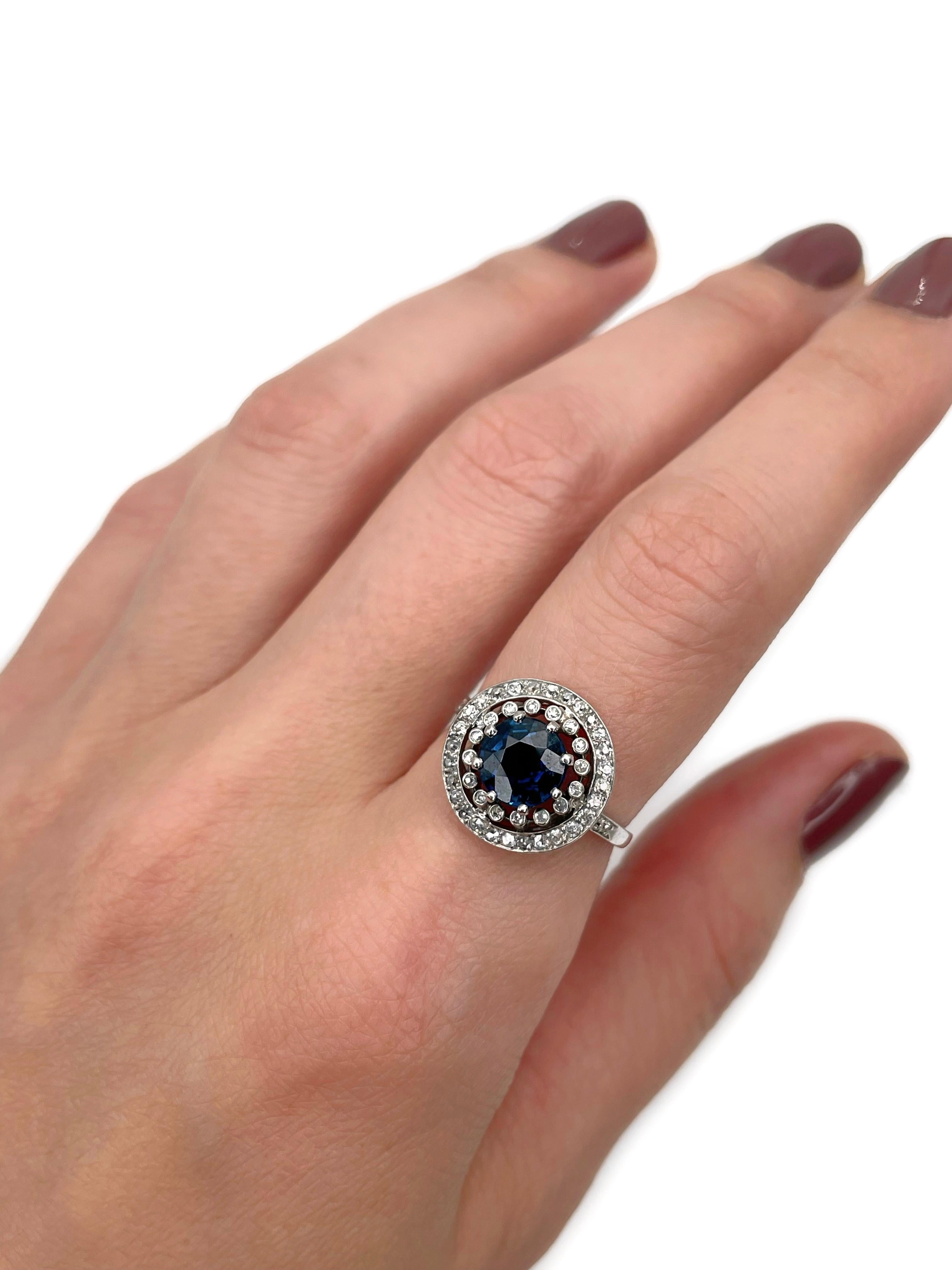 Dieser runde Art-Déco-Ring ist aus 900er Platin und 18 Karat Gold gefertigt. Um 1930. 

Das Stück weist folgende Merkmale auf:
- 1 Saphir, Rundschliff, 1,80ct, B 6/4, VS
- 46 Diamanten, alter Schliff, TW 0,28ct, RW-STW, SI

Gewicht: 4,42g
Größe: 17