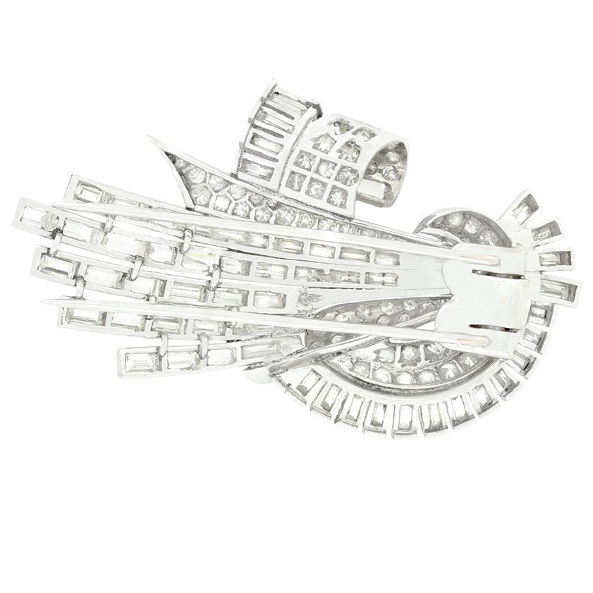 Datant de la période Art déco, cette magnifique broche présente une gerbe de diamants étincelants totalisant 9,00 carats. Chaque diamant a été soigneusement serti à la main dans du platine, 6,50 carats des diamants étant taillés en baguette et les