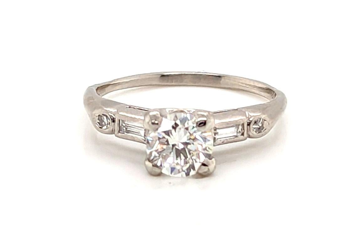 Véritable Original Antique des années 1930-1940 Art Deco GIA .91ct Diamond Platinum Vintage Engagement Ring



Avec un SPECTACULAIRE diamant central certifié GIA de 0,73ct I VVS1 de taille ronde et brillante, de forme naturelle.

Incroyable VVS1 ; à