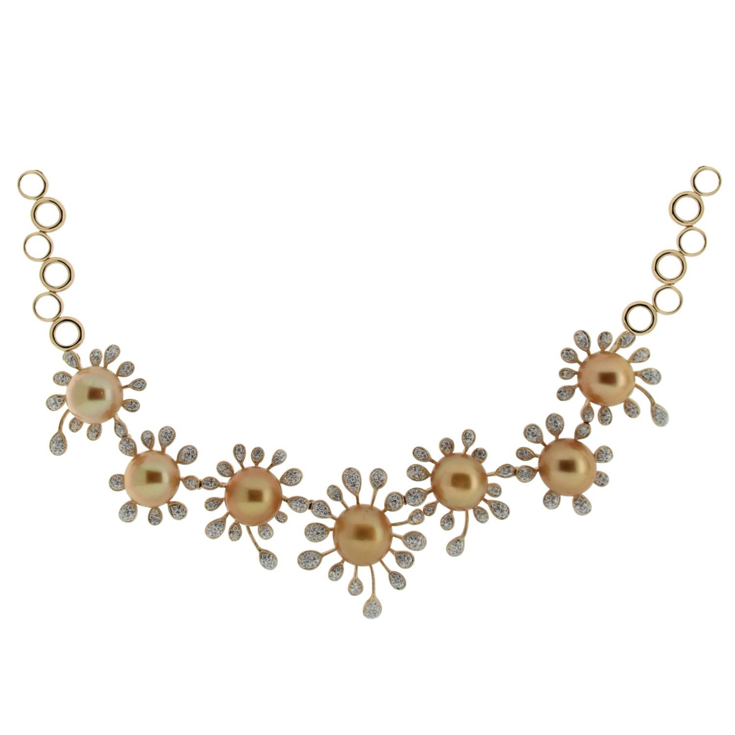 Ce magnifique collier en or jaune 18 carats est composé d'une collection exquise de perles des mers du Sud totalisant 7 pièces de 12 à 13 mm. Chaque perle est magnifiquement complétée par des accents de diamants rayonnants totalisant 2,37 carats,