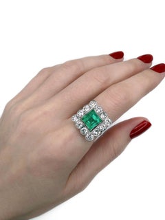 Anillo Art Decó de platino 950 con esmeralda de 2,40 quilates y racimo de diamantes de 2,10 quilates