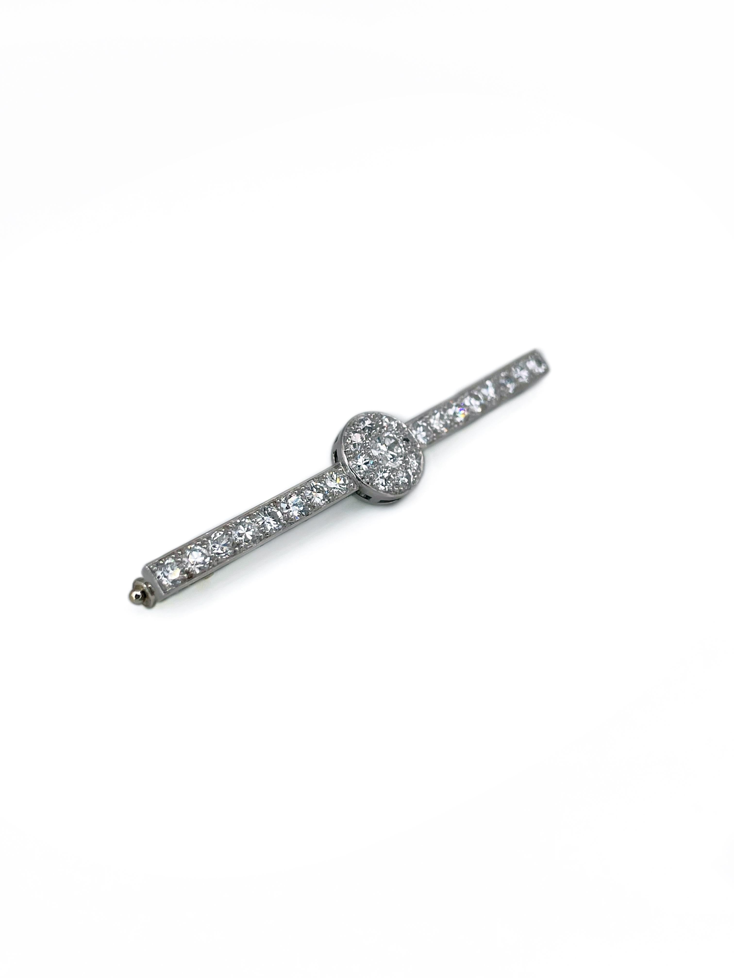 Se trata de un broche de barra Art Déco elaborado en platino 950. Alrededor de 1940. 

La pieza presenta diamantes de talla mixta -antigua europea y redonda-. 

Firmado 