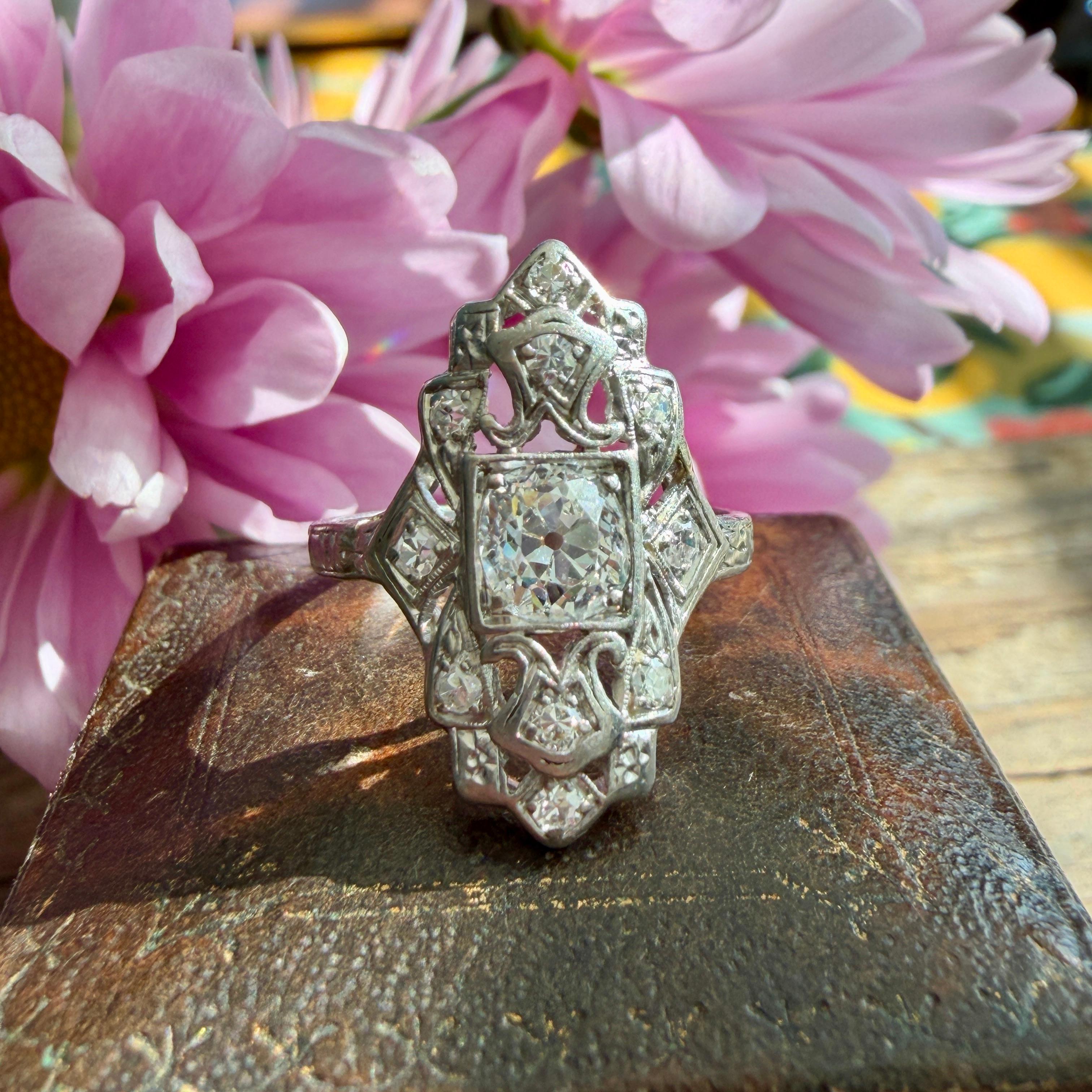 Dettagli:
Stupendo anello da cocktail in platino e diamanti del periodo Art Deco: sarebbe un bellissimo anello da matrimonio o da anniversario! Il diamante centrale con taglio old mine misura 0,73 carati ed è circondato da una serie di 10 diamanti a