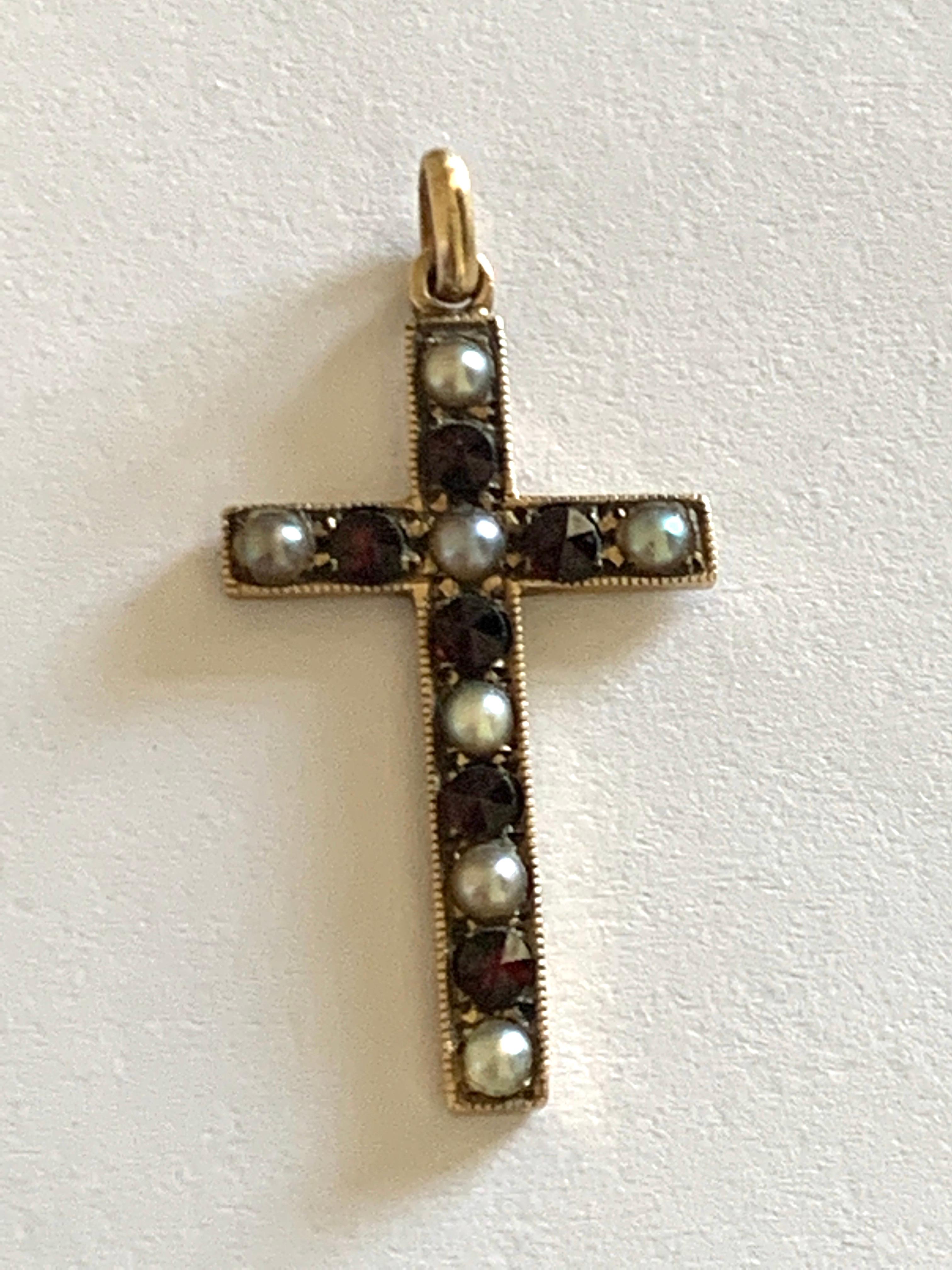 Antique Art Deco
9ct Gold Garnet & Cultured seed pearl cross
Fully Hallmarked
by Nathan Bros. Dated 1919
Size 3.5cm x 18mm
Weight 1.71 grams
