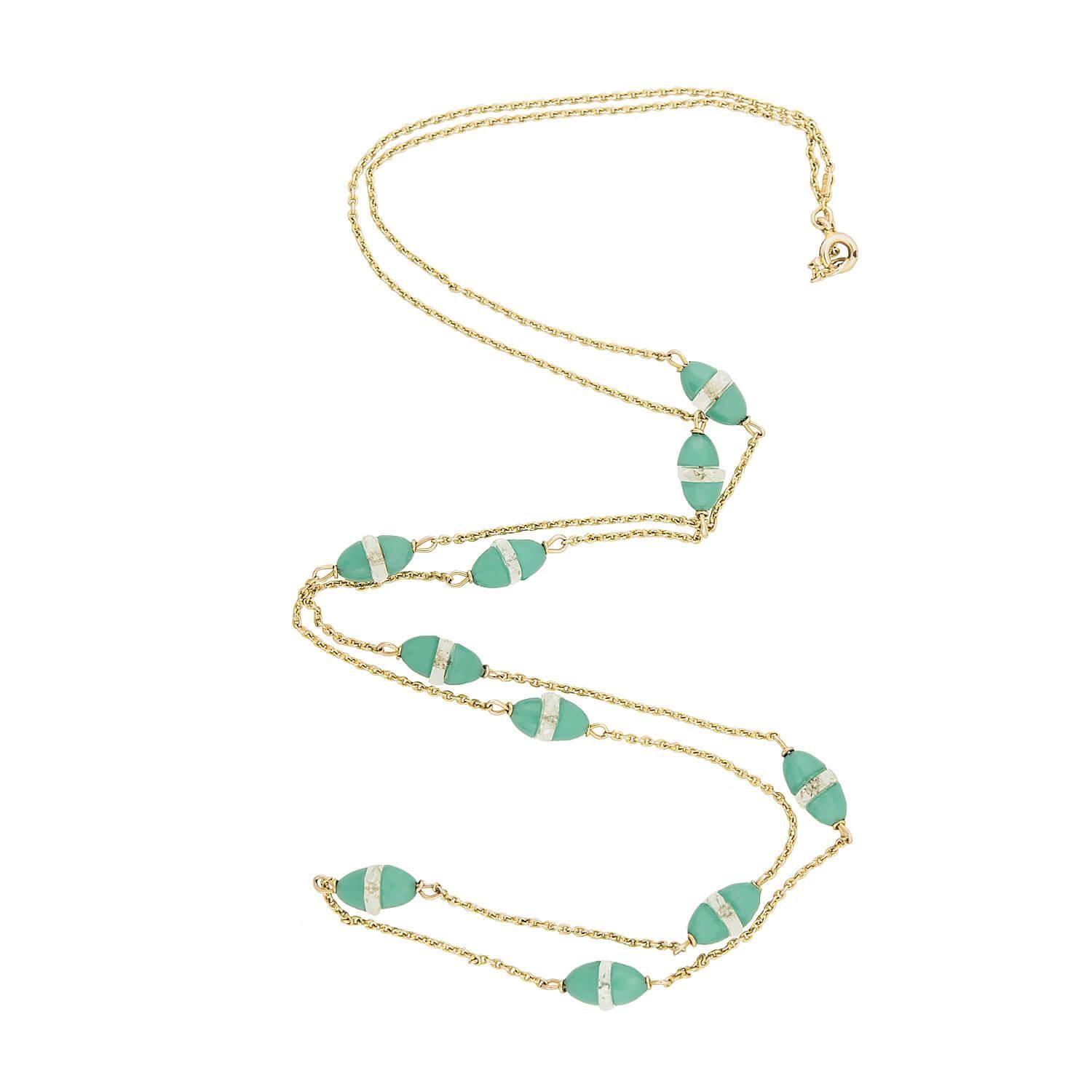 Precioso collar de crisoprasa y cristal de cuarzo de roca de la época Art Déco (hacia 1920). Elaborada en oro amarillo de 9 quilates, esta cadena está intercalada por diez cuentas de crisoprasa y cristal de cuarzo de roca. Las cuentas son de un